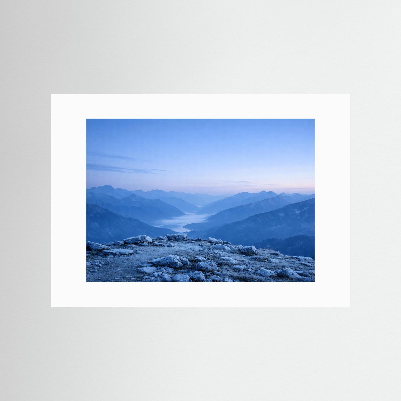 Querformat-Poster mit Alpenpanorama, frostige Felslandschaft, weißer Rand ohne Rahmen