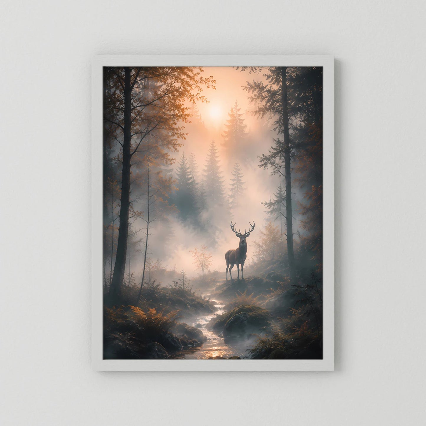Kunstposter im Hochformat: Hirsch im Nebelwald bei Sonnenaufgang, Waldweg und Bachlauf, weißer Rahmen