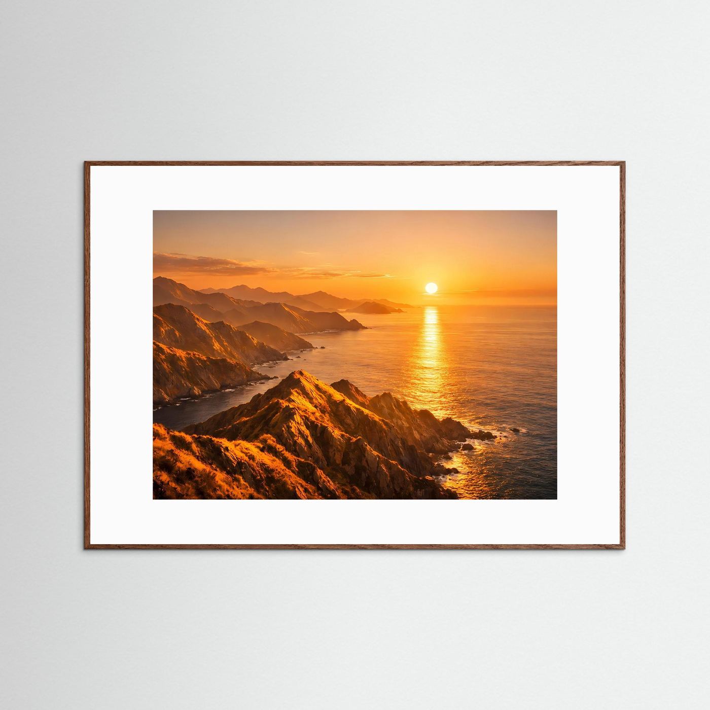 Wandposter Sonnenuntergang über Küstenklippen mit dunkelbraunem Holzrahmen
