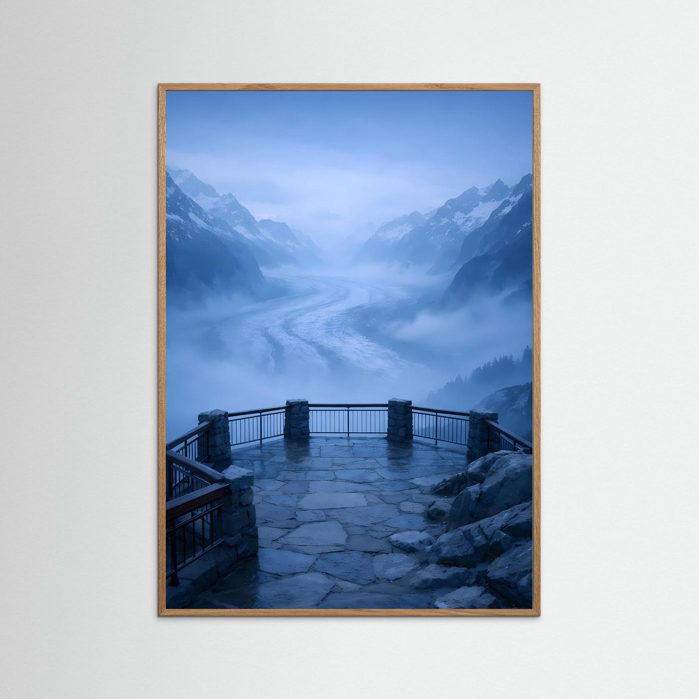 Gletscherposter mit Aussichtsterrasse, Gletscher und Berge, klarer Himmel über blauem Nebel, braun