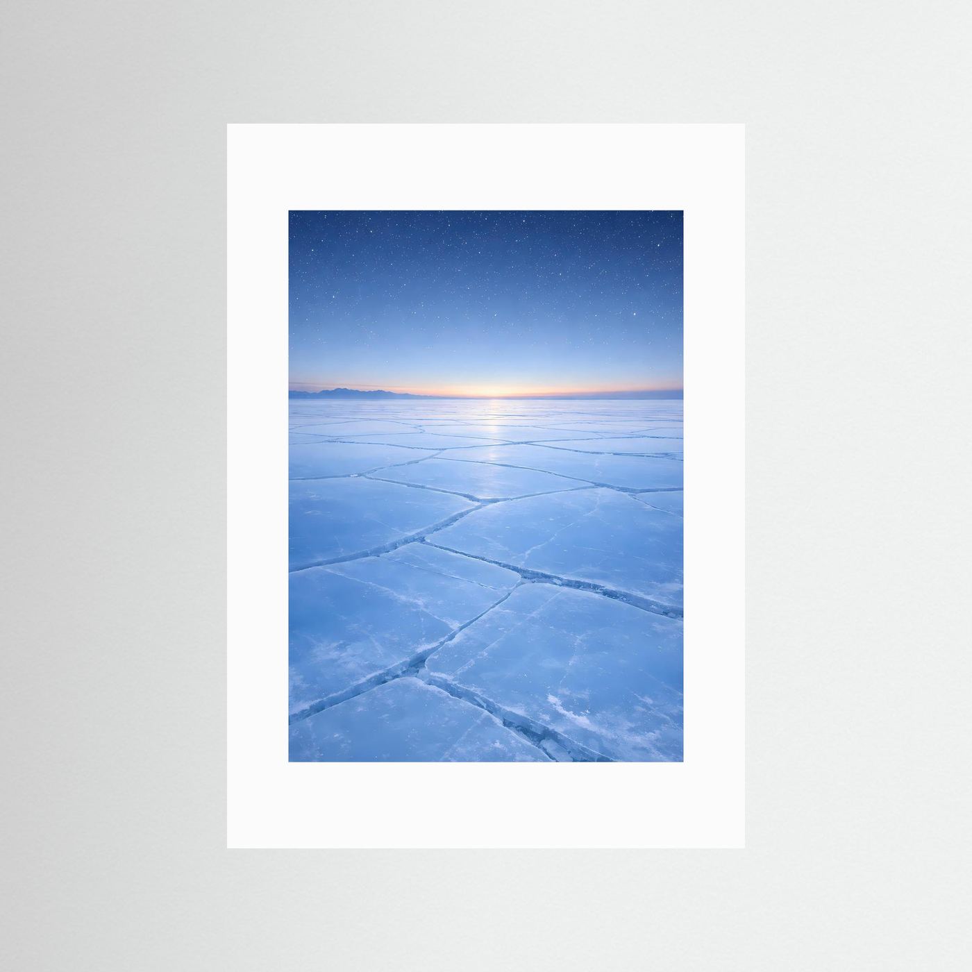 Hochformatiges Poster im weißen Passepartout mit blauem Eis und Sonnenaufgang.