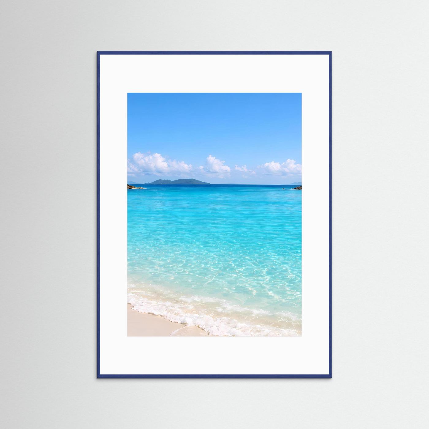 Poster mit Strandmotiv: türkisfarbenes Meer, Sandstrand, im blauen Rahmen