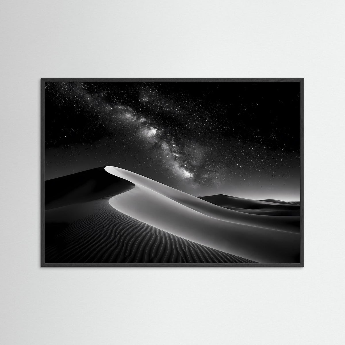 Wandbild schwarz-weiß: Dünenlandschaft mit Milchstraße, Sternenhimmel, schwarzer Holzrahmen