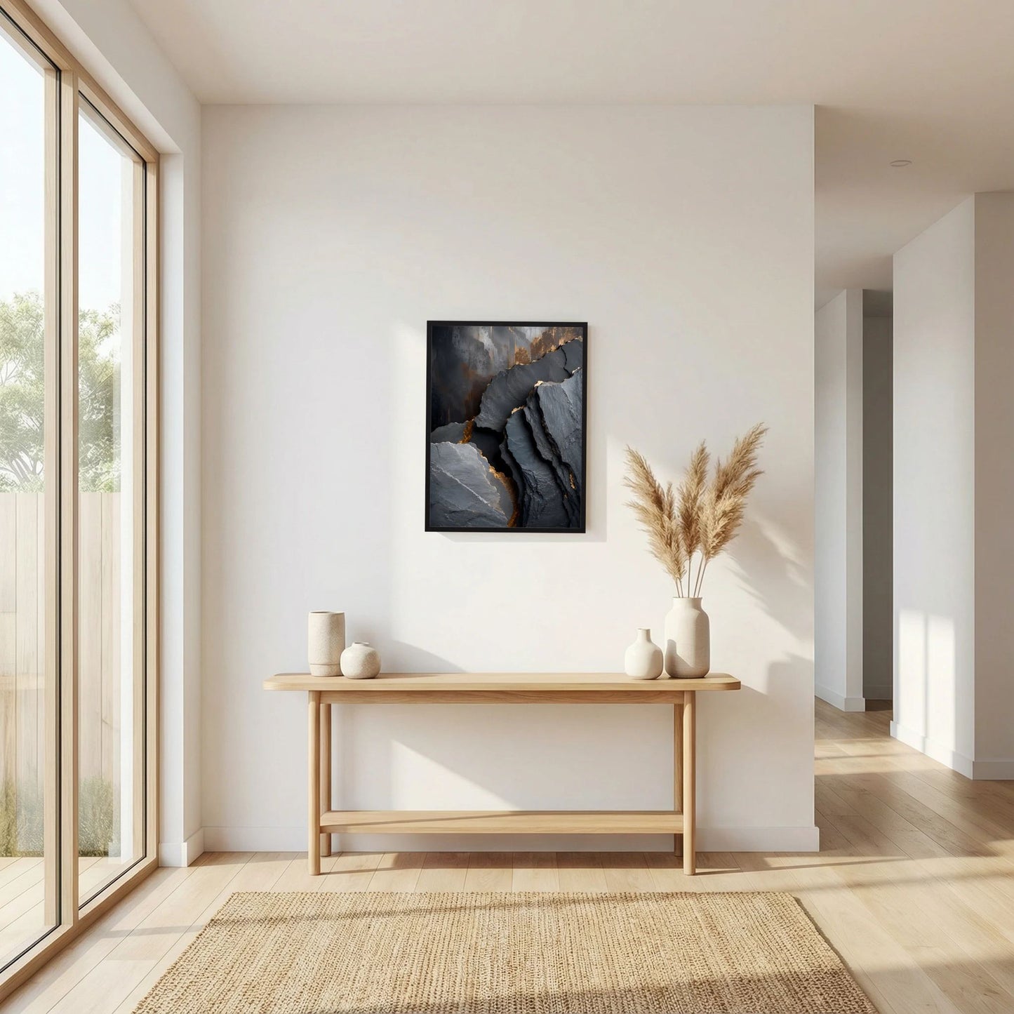 Hochformat-Poster mit Felsstruktur in Schwarz und Gold, im schwarzen Rahmen an der Konsole