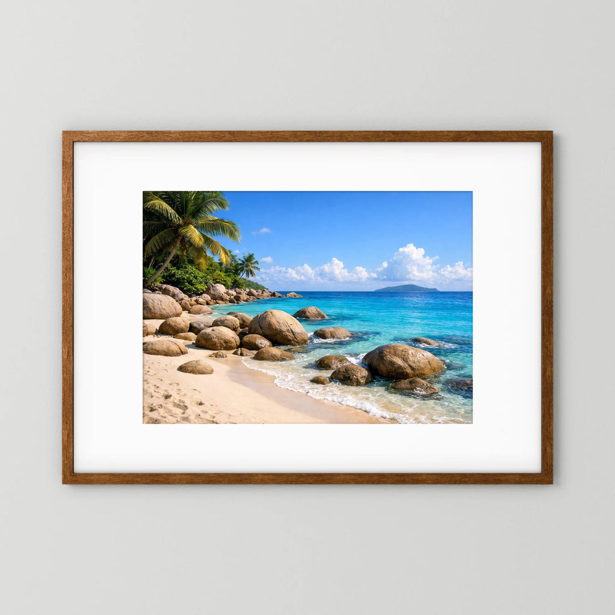 Poster mit tropischem Strand und Granitfelsen, Querformat, brauner Holzrahmen mit weißer Einfassung