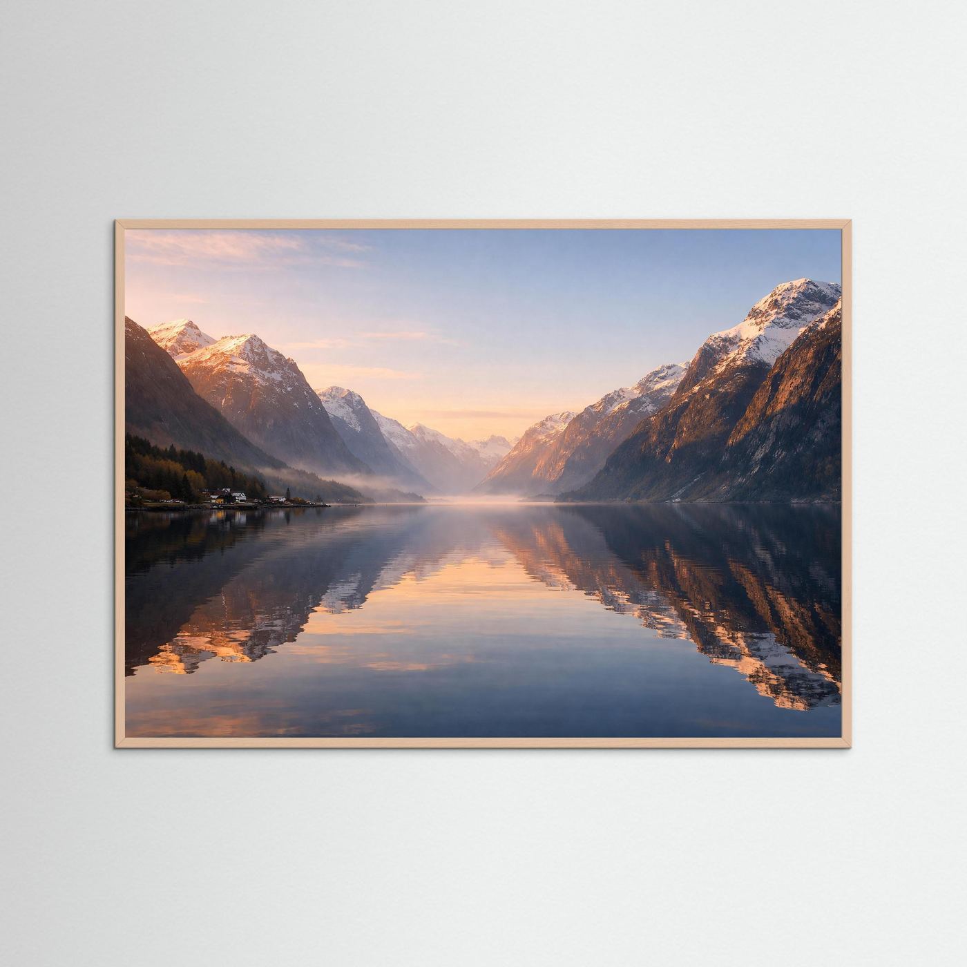 Querformat-Fjordposter mit Sonnenaufgang, Bergen und Spiegelung im Wasser, Holzrahmen