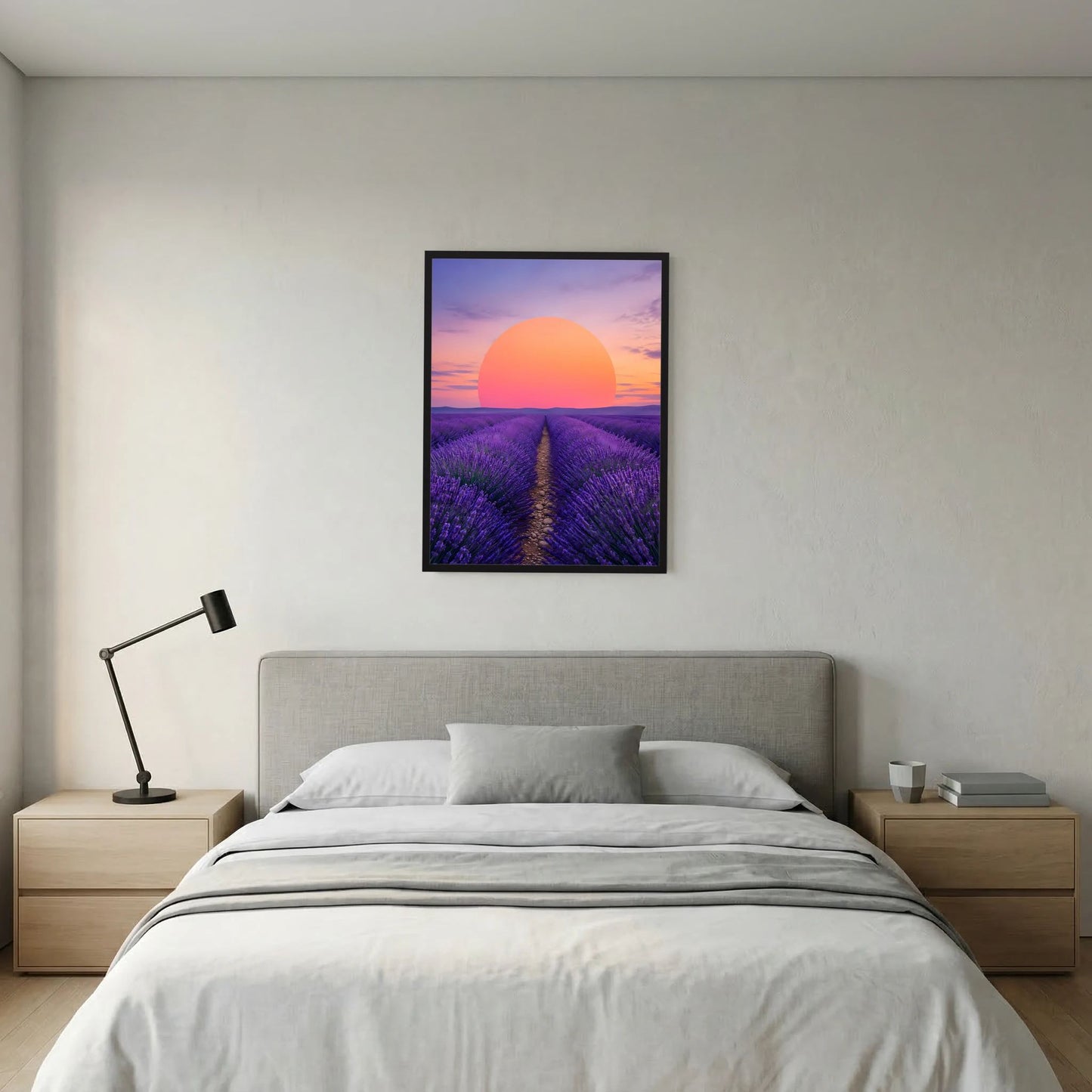 Schwarz gerahmtes Poster: violettes Lavendelfeld und große orangefarbene Sonne im Abendhimmel