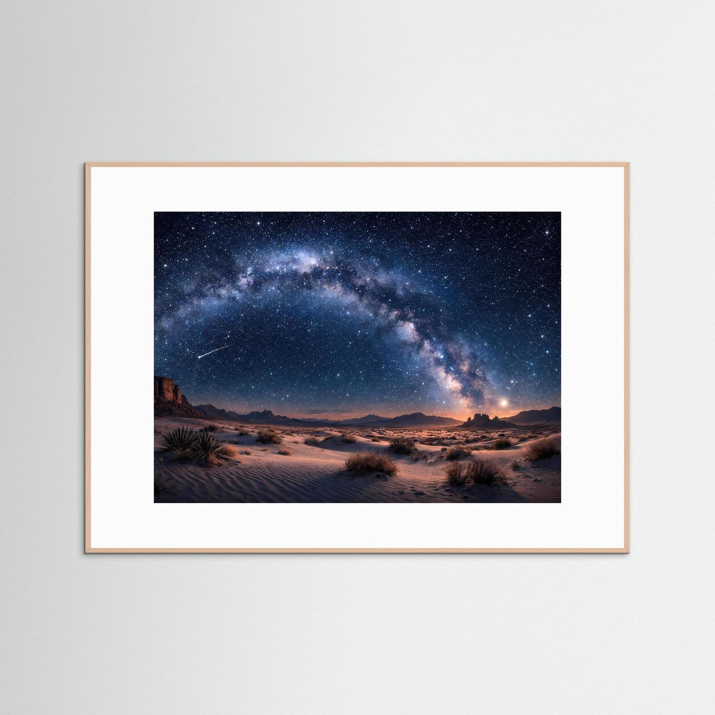 Poster: Wüstenlandschaft mit Milchstraße und Sternenhimmel im hellem Holzrahmen