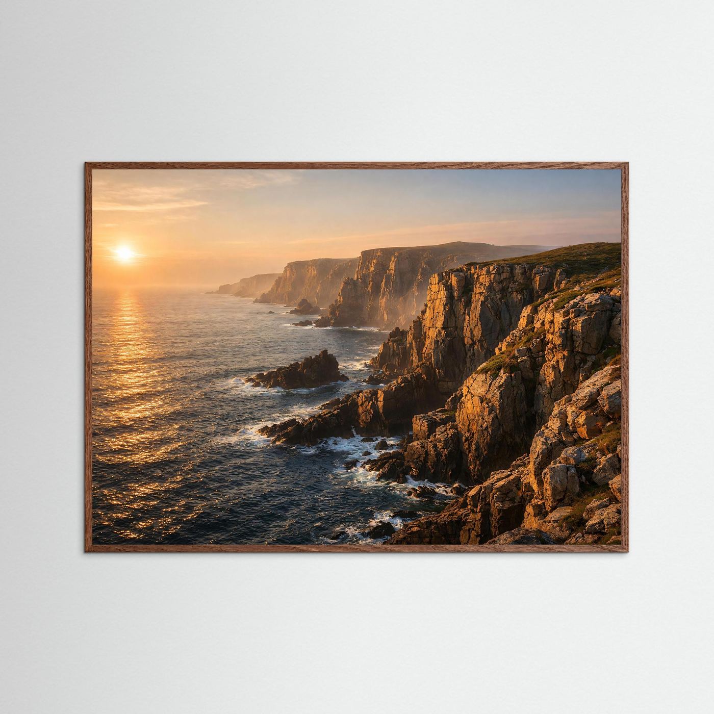 Panorama-Naturposter im dunklen Holzrahmen: goldene Küste mit Wellen und Klippen