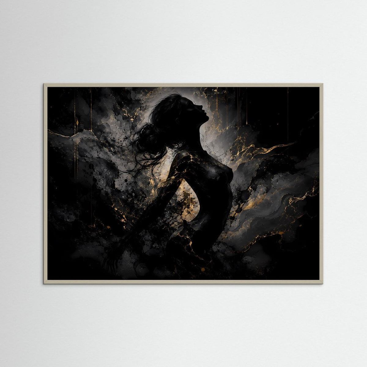 Abstraktes Wandbild mit schwarzer Frauensilhouette und goldenen Akzenten, grauer Rahmen