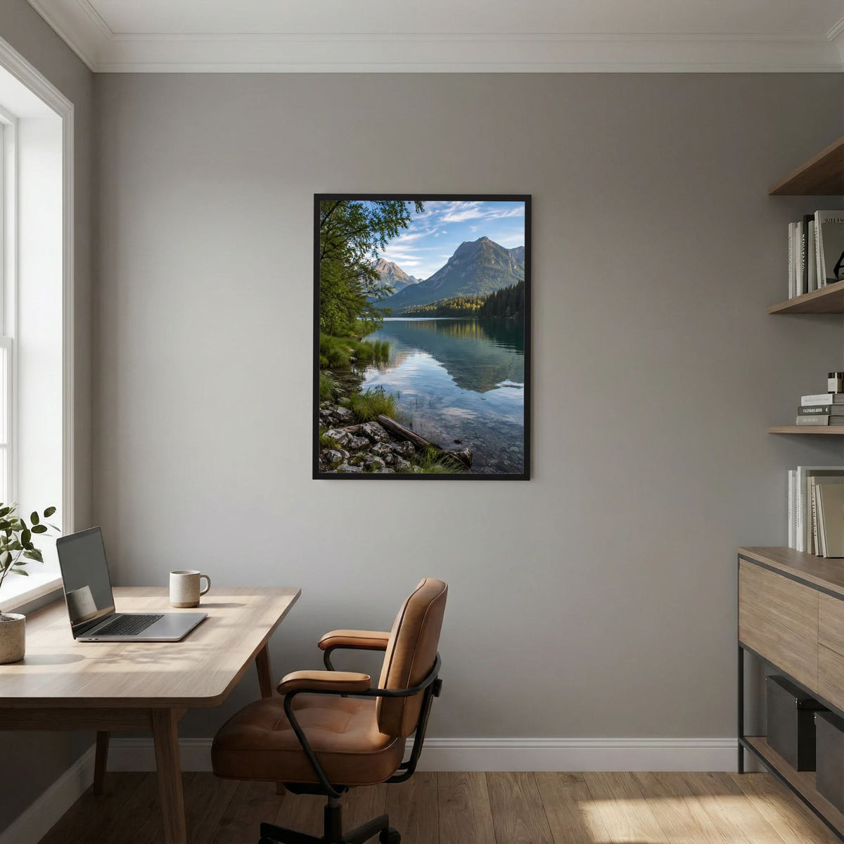 Gerahmtes Poster im Hochformat mit Bergsee, Felsrand und Blick auf einen hohen Berg