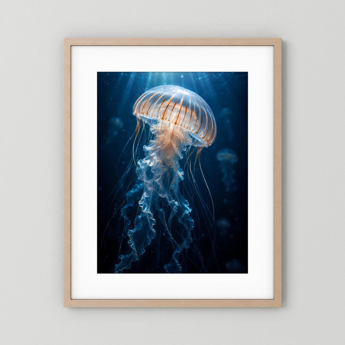 Poster mit leuchtender Qualle unter Wasser, blau, beige Holzrahmen mit weißem Rand
