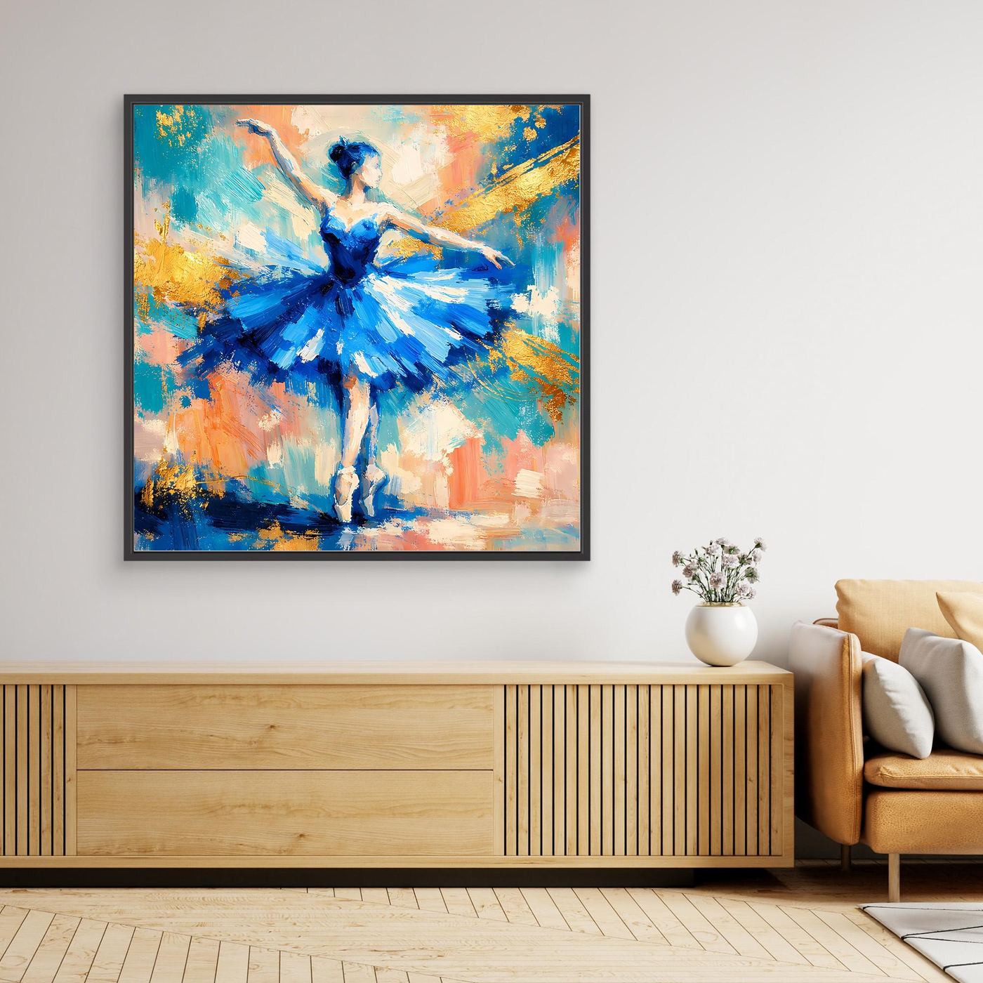 Leinwandbild mit Ballerina-Pose, kräftiges Blau auf mehrfarbigem Hintergrund, schwarzer Rahmen
