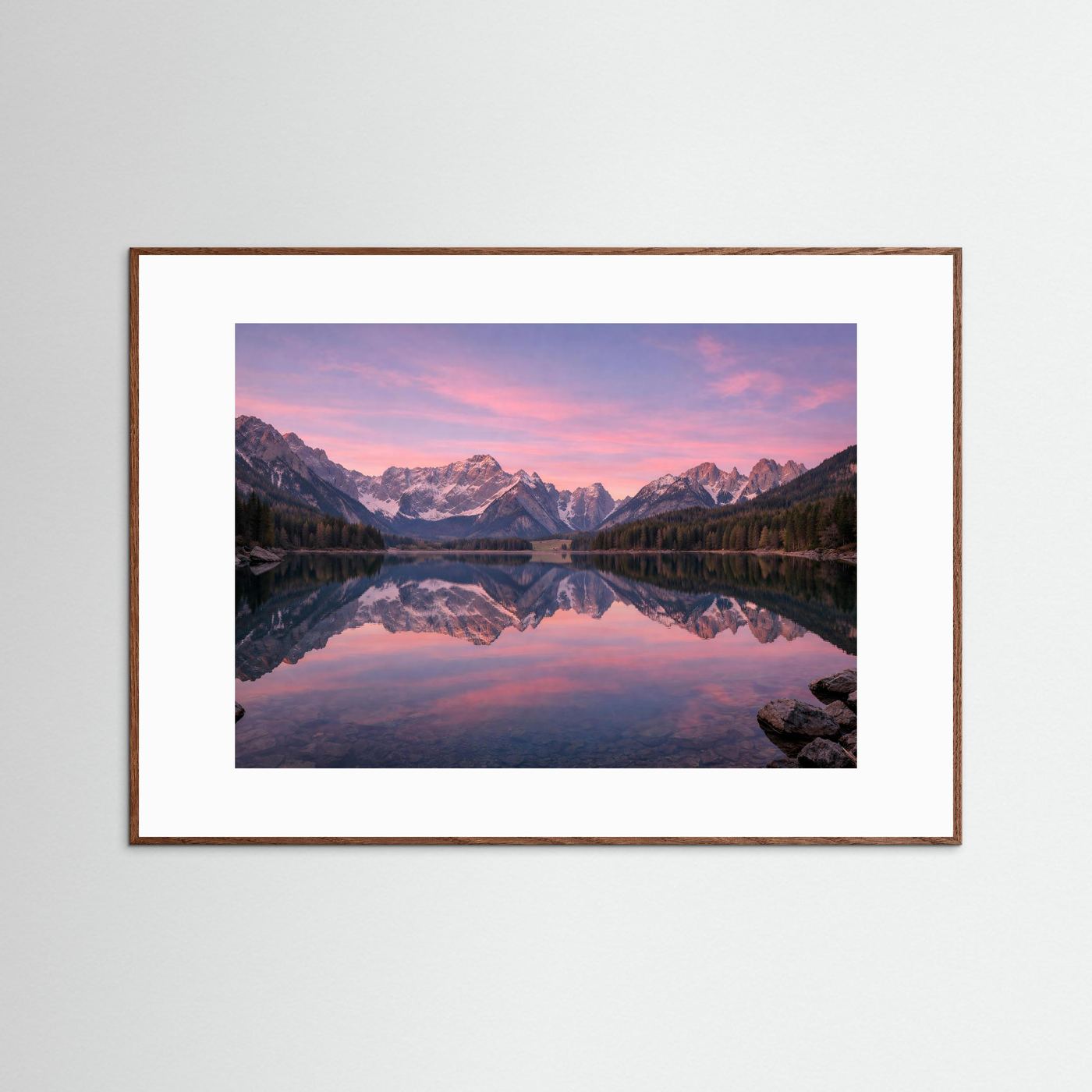 Poster mit Bergsee-Motiv, rosa Abendhimmel und Spiegelung im Wasser, brauner Holzrahmen