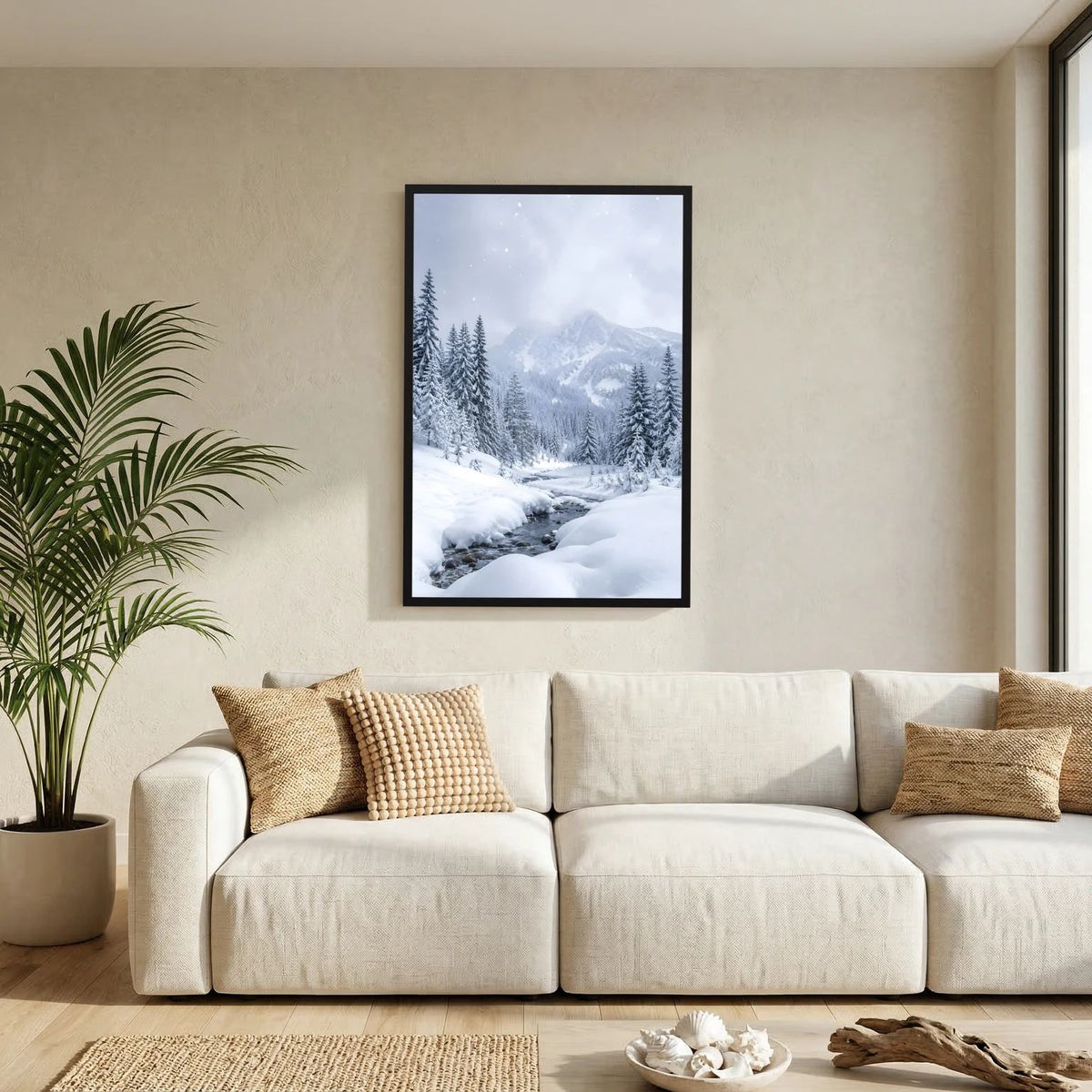 Winterlandschaft-Wandbild mit schwarzem Rahmen: verschneite Berge und Tannenwald, hochformat.