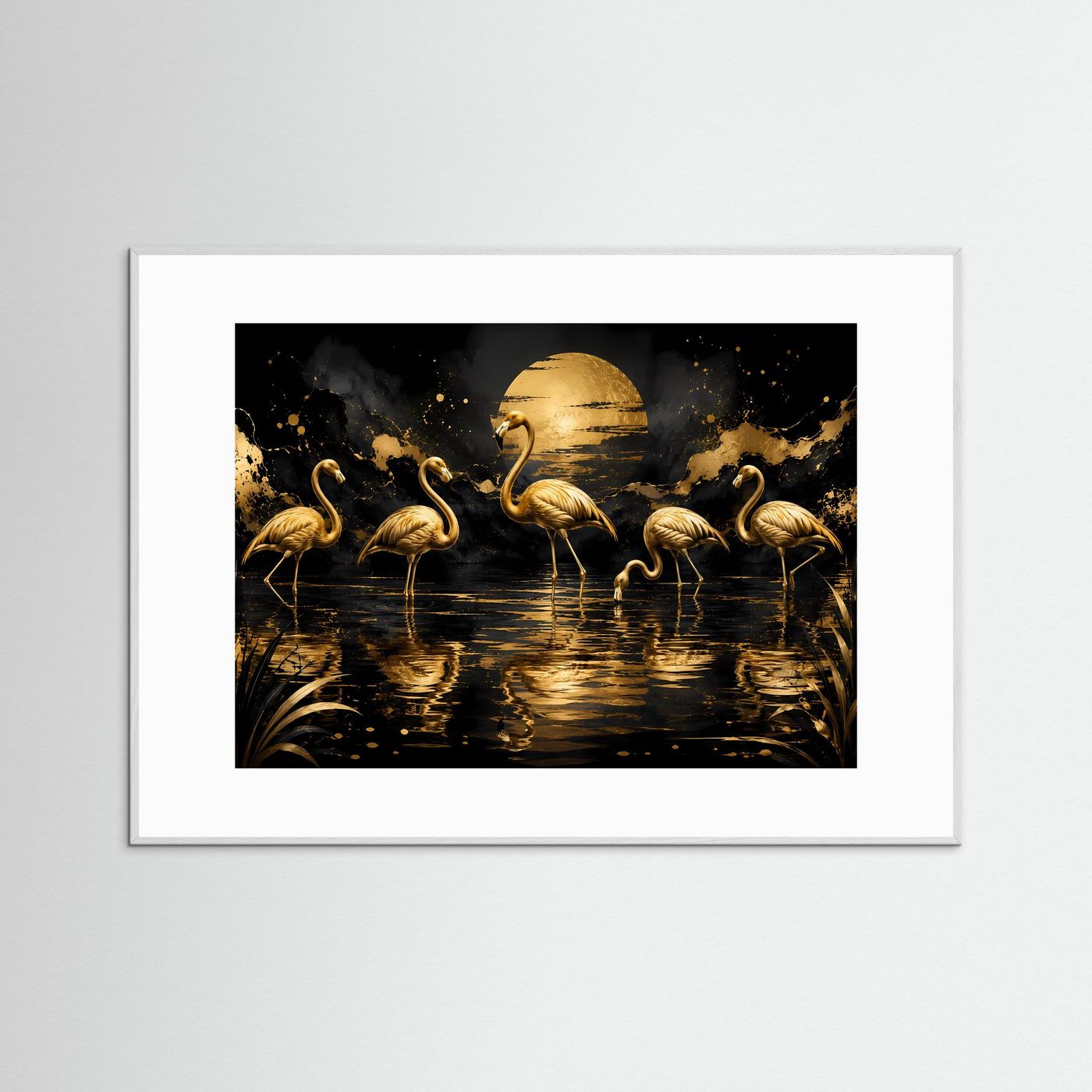 Wandkunst: goldene Flamingos im Wasser unter goldener Mondscheibe, weiß gerahmt