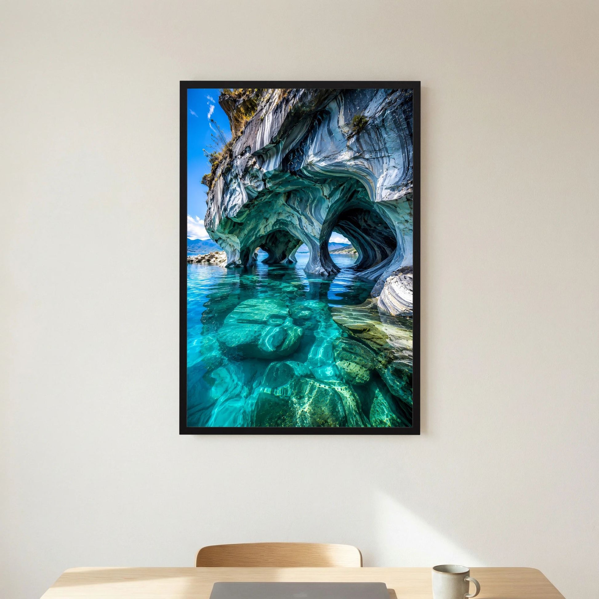 Poster im Hochformat mit türkisblauem Wasser und Felsformation, schwarzer Rahmen