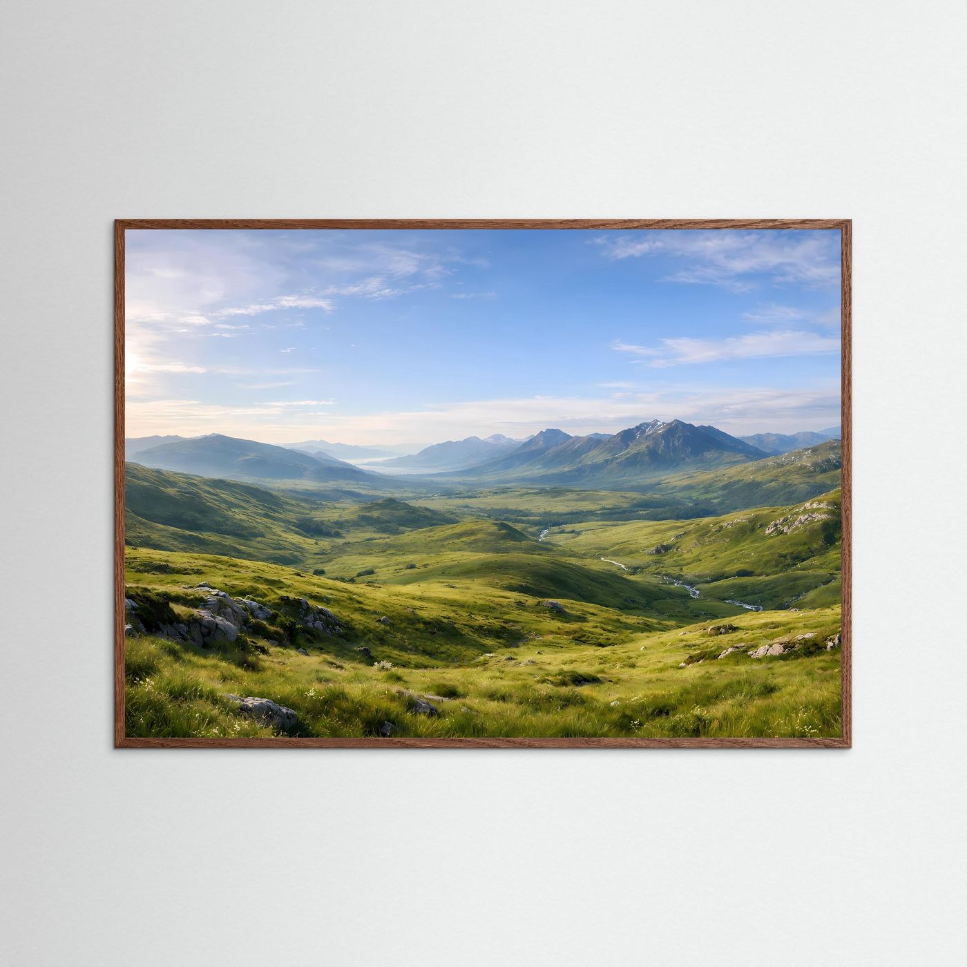 Naturpanorama-Poster mit grüner Landschaft und Bergpanorama, dunkler Holzrahmen