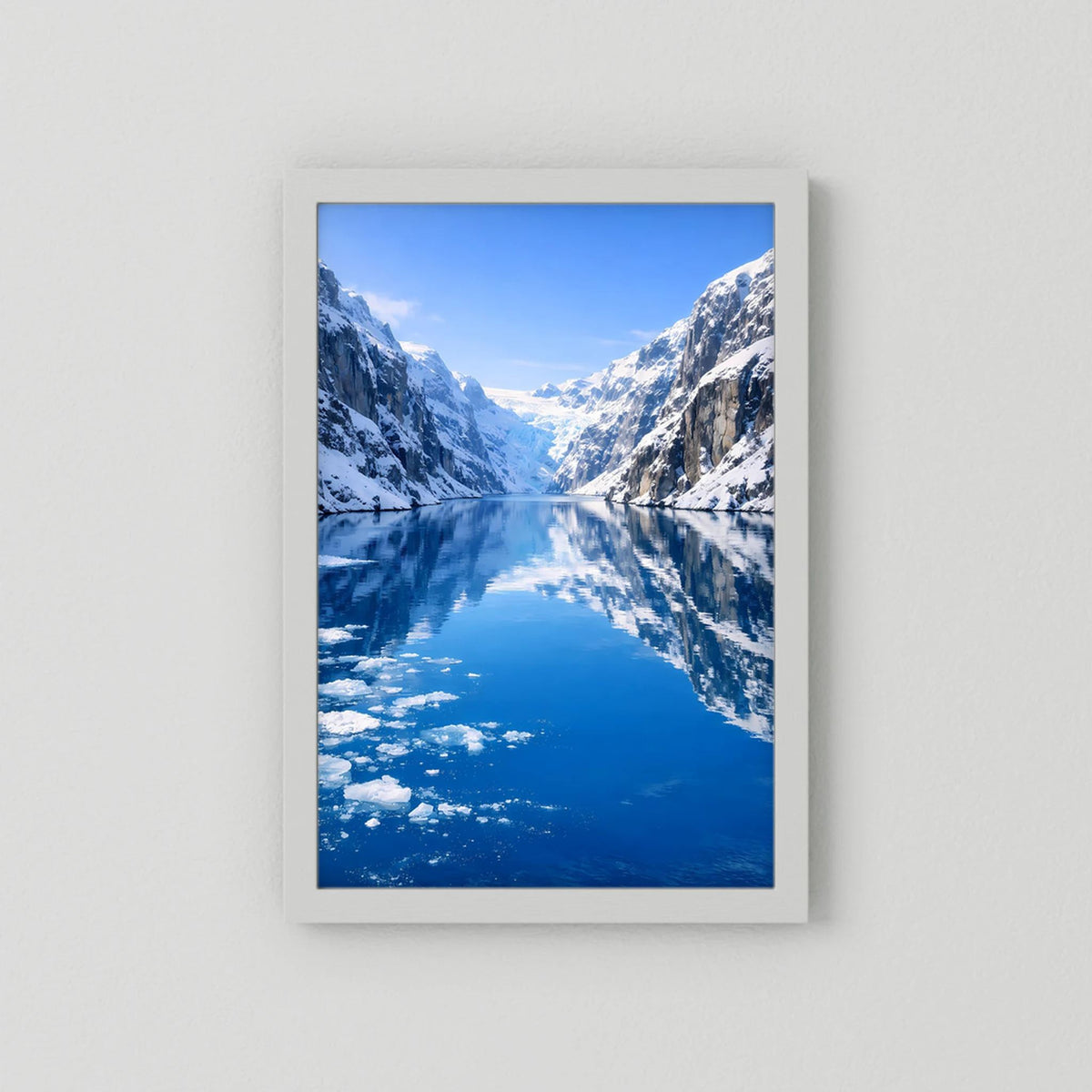 Wandposter im Hochformat mit Fjord, Gletschereis und blauem Wasser