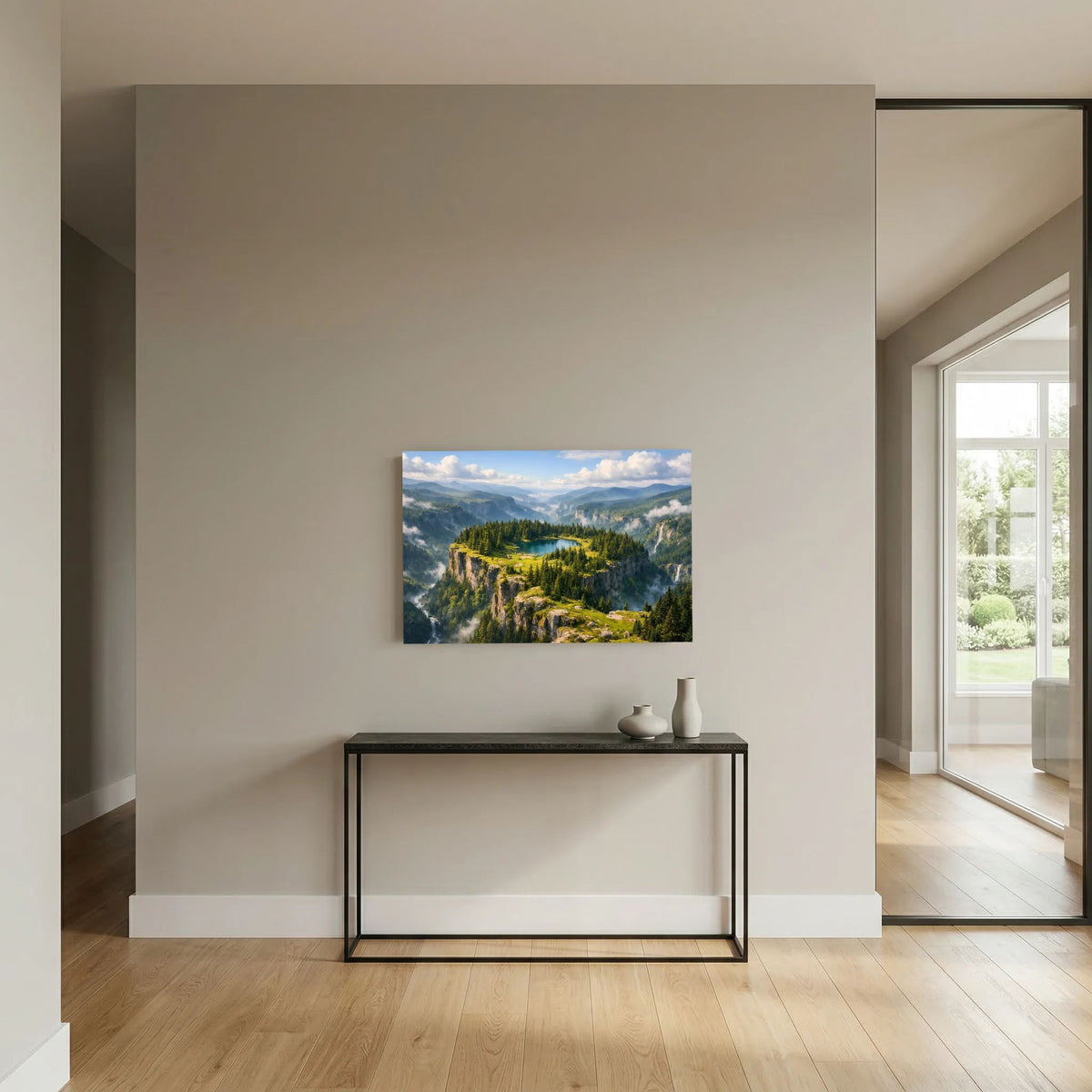 Wandbild im Querformat: Bergsee auf Felsplateau mit bewaldeter Schlucht und Bergen