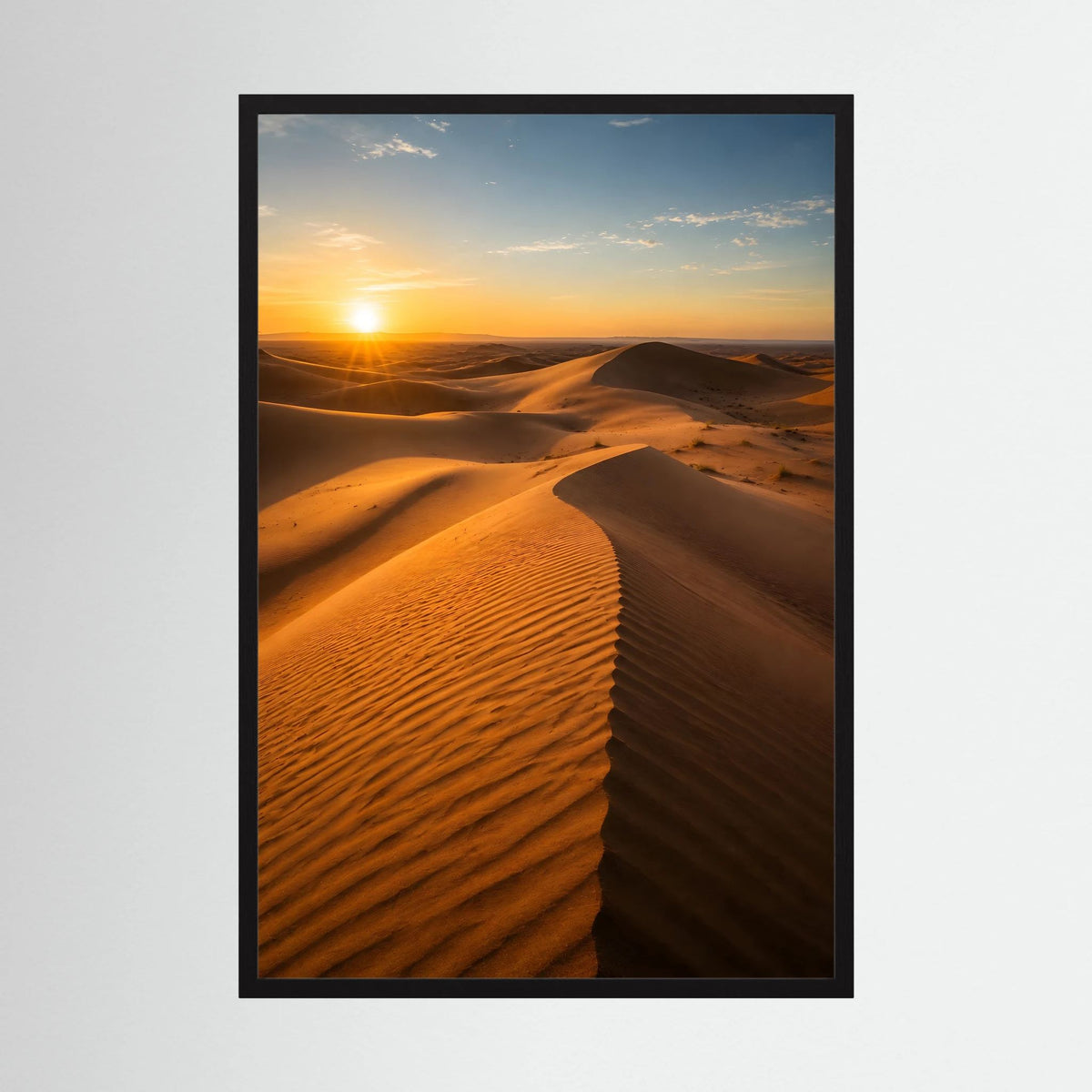 Landschaftsposter im Hochformat mit goldenem Dünenkamm und Sonnenuntergang, schwarzer Rahmen