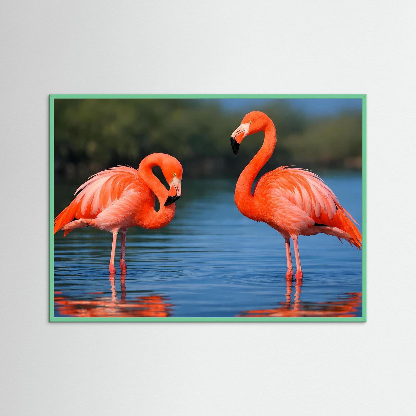 Querformat-Poster mit zwei rosafarbenen Flamingos am Wasser, grüner Rahmen