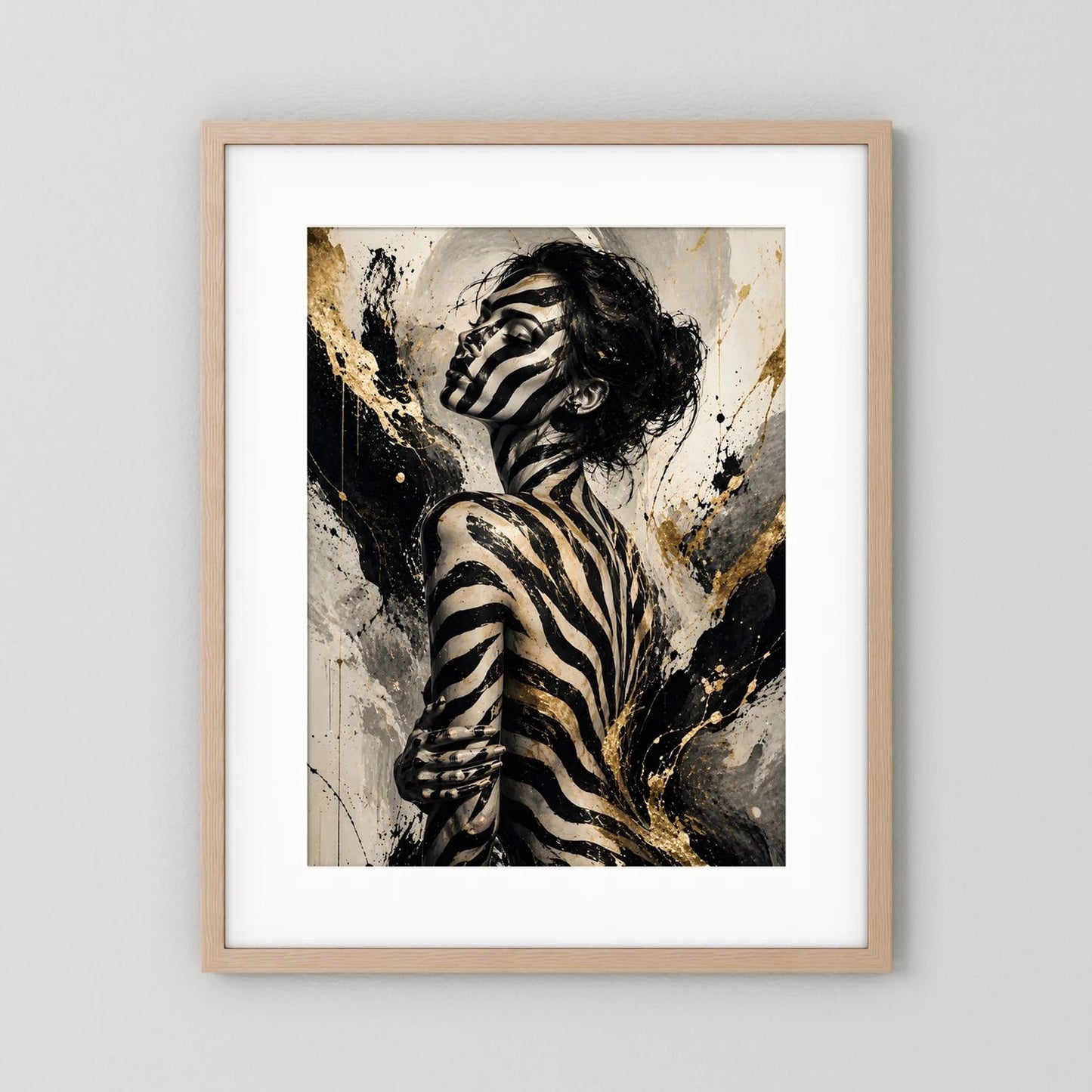 Poster Frauenportrait Schwarzgold, hellbrauner Holzrahmen, weißes Passepartout, Zebra-Bodypainting