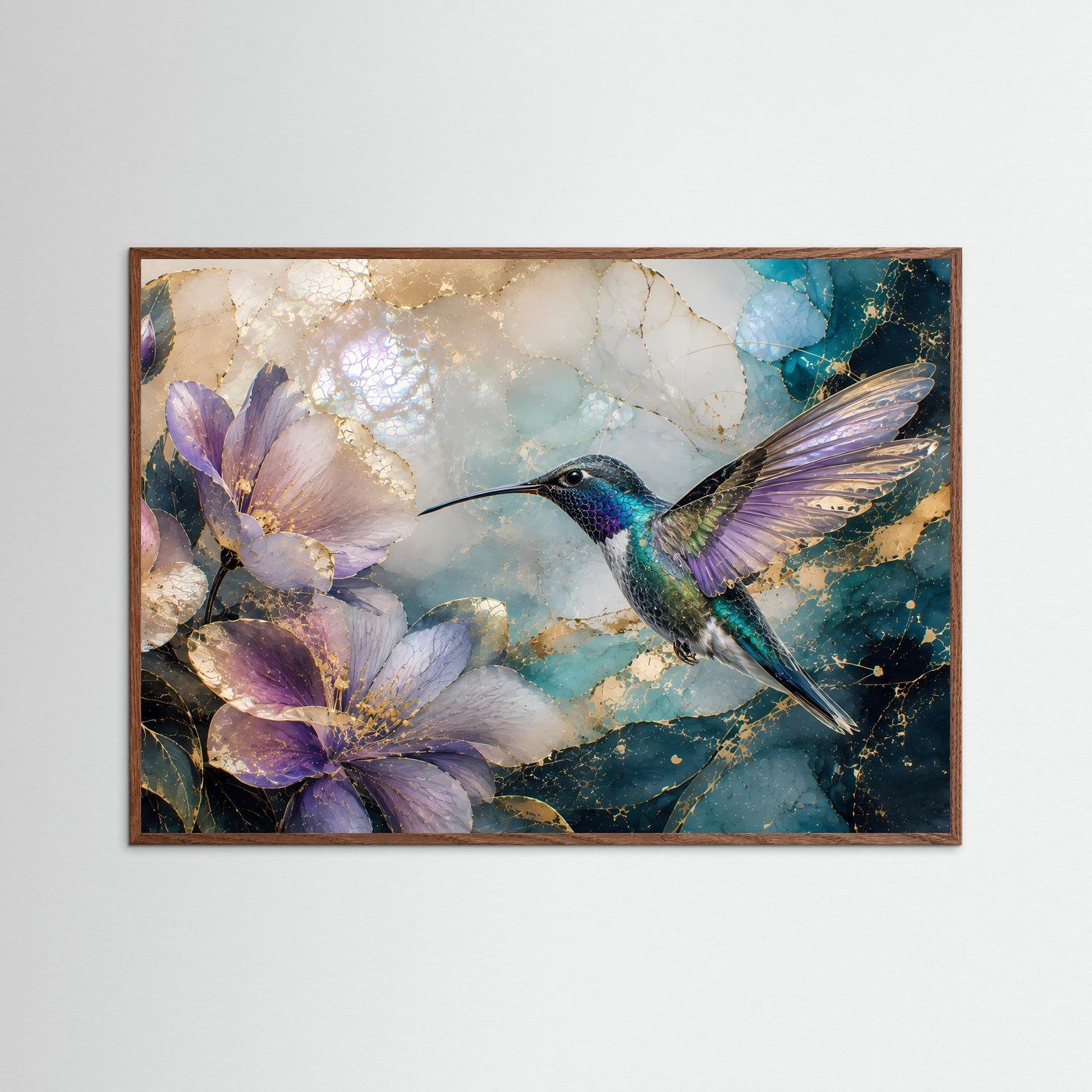 Wandbild mit Kolibri zwischen Blüten in Violett und Türkis, im dunklen Holzrahmen