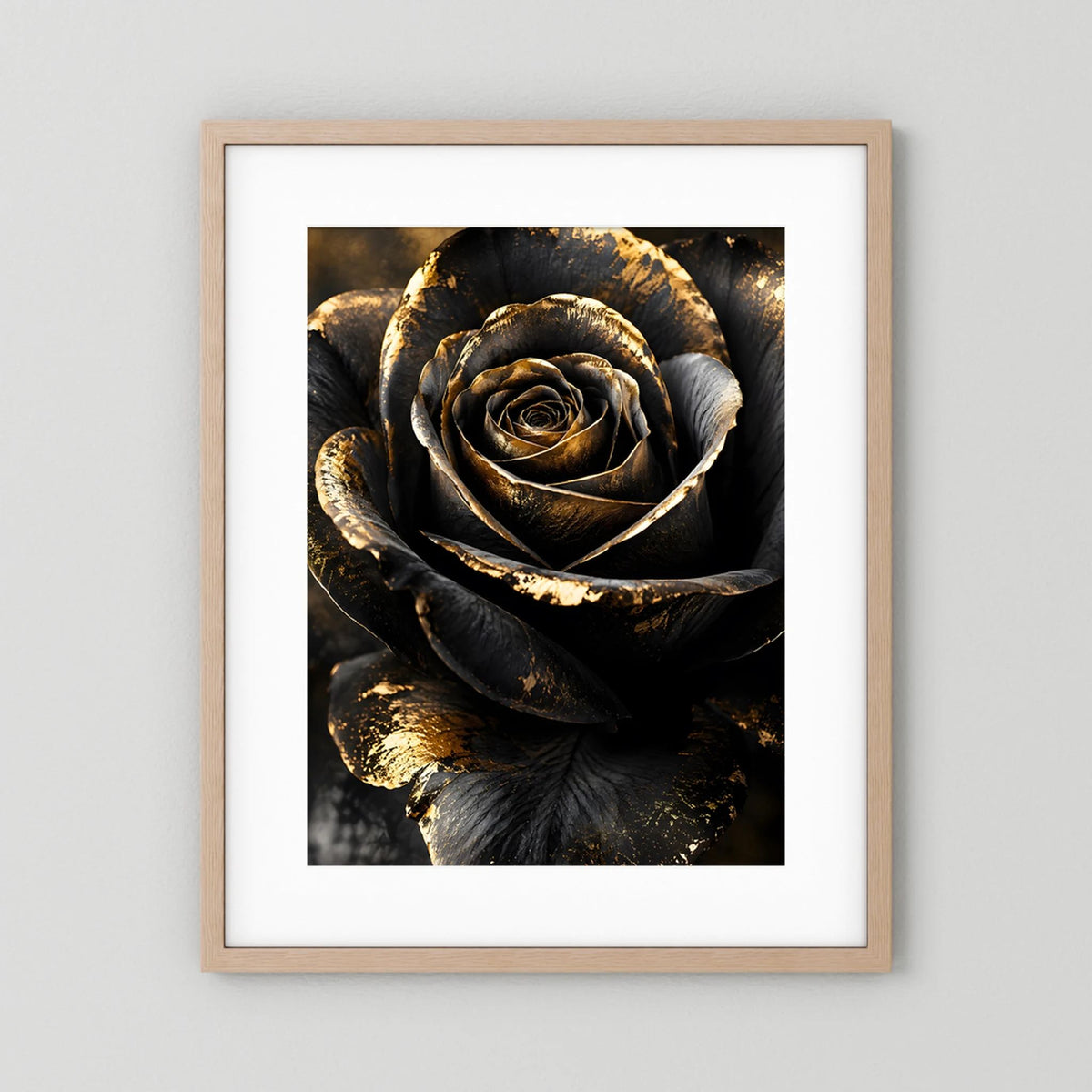 Poster mit schwarzer Rose und goldenen Akzenten im hellen Holzrahmen mit weißem Rand