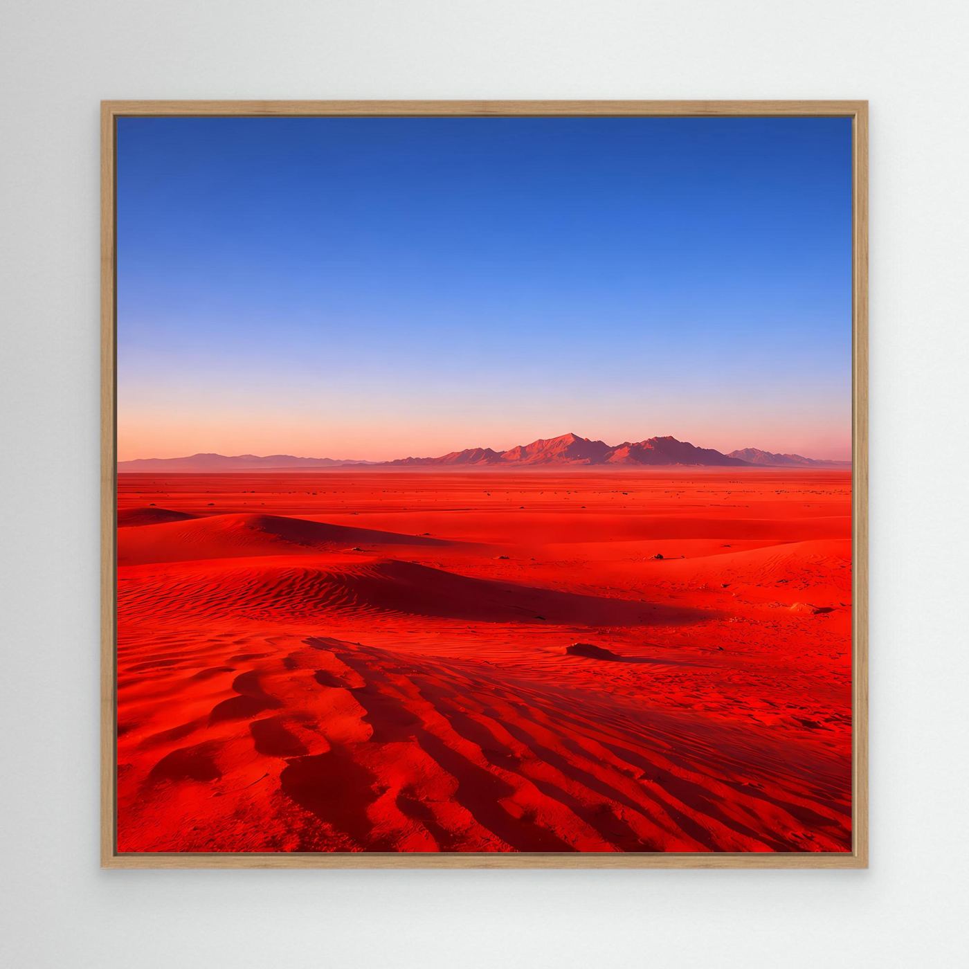 Leinwandbild mit roter Wüste und Dünen bei Dämmerung, Eichenrahmen