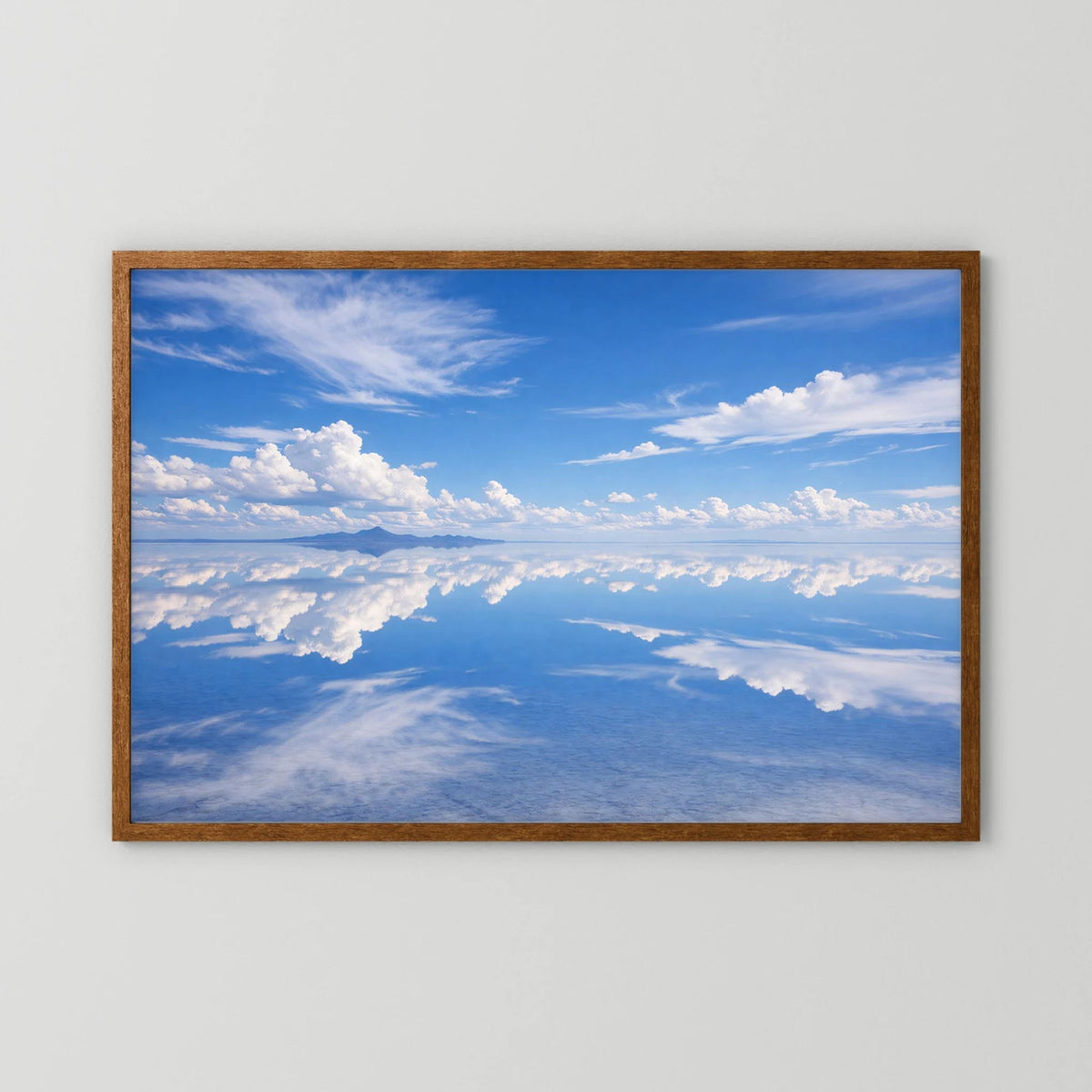 Querformat-Poster im dunklen Holzrahmen mit Himmel- und Wolkenspiegelung über Wasser