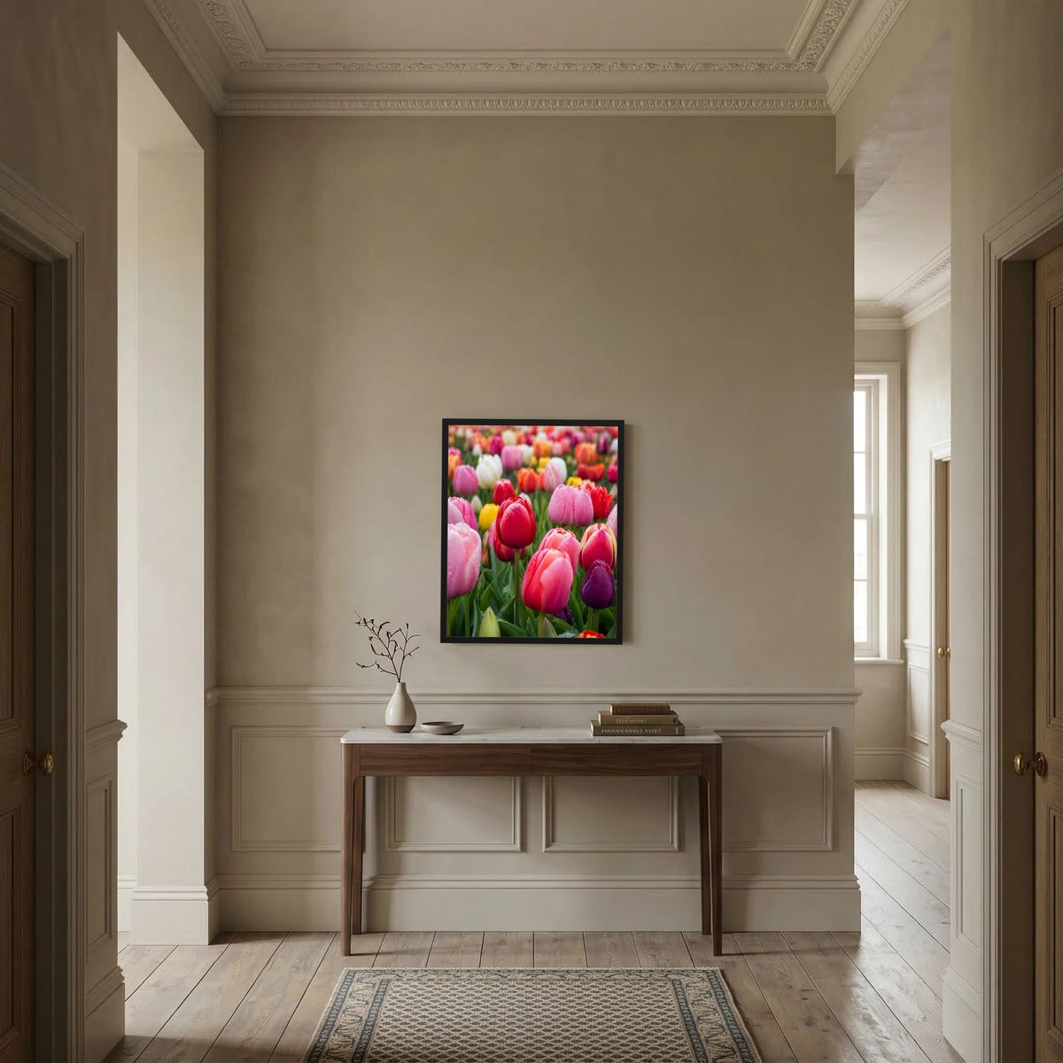 Gerahmtes Hochformat-Tulpenfeld-Poster mit bunten rosa-roten Tulpenblüten (schwarz)