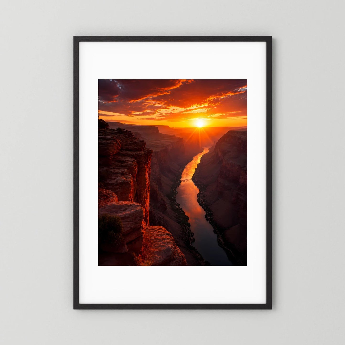 Poster im Hochformat mit schwarzem Rahmen und weißem Rand: Schlucht, Fluss und Sonne