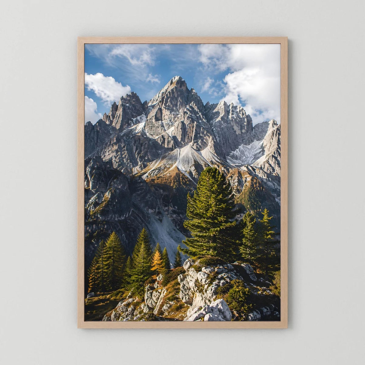 Poster mit hellem Holzrahmen: Alpen-Gipfel und Tannenlandschaft im Hochformat.