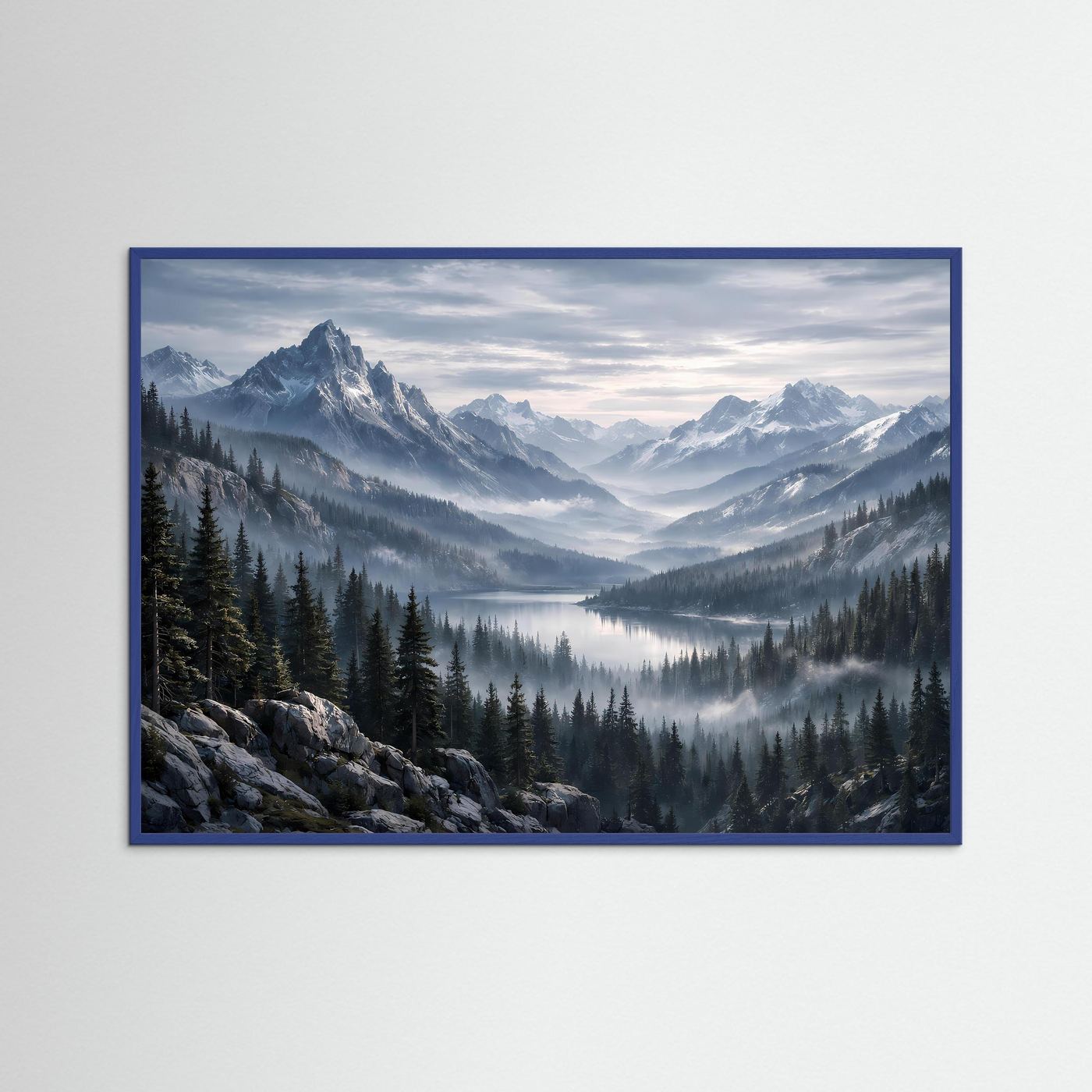 Poster im Querformat mit Bergsee, Tannenwald und Nebel, blauer Rahmen