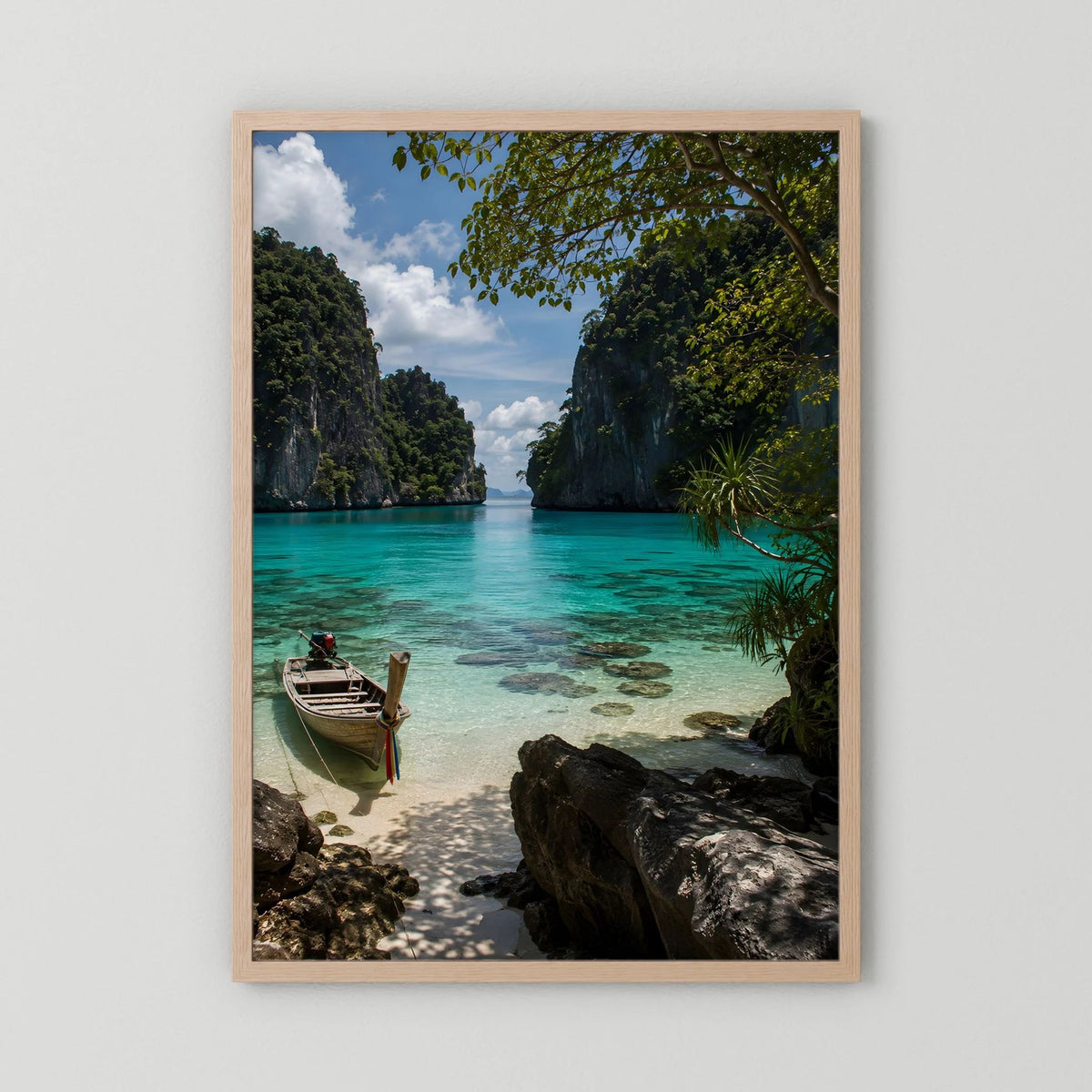 Landschaftsposter mit türkisblauem Meer, Boot und Felsen im hellem Holzrahmen