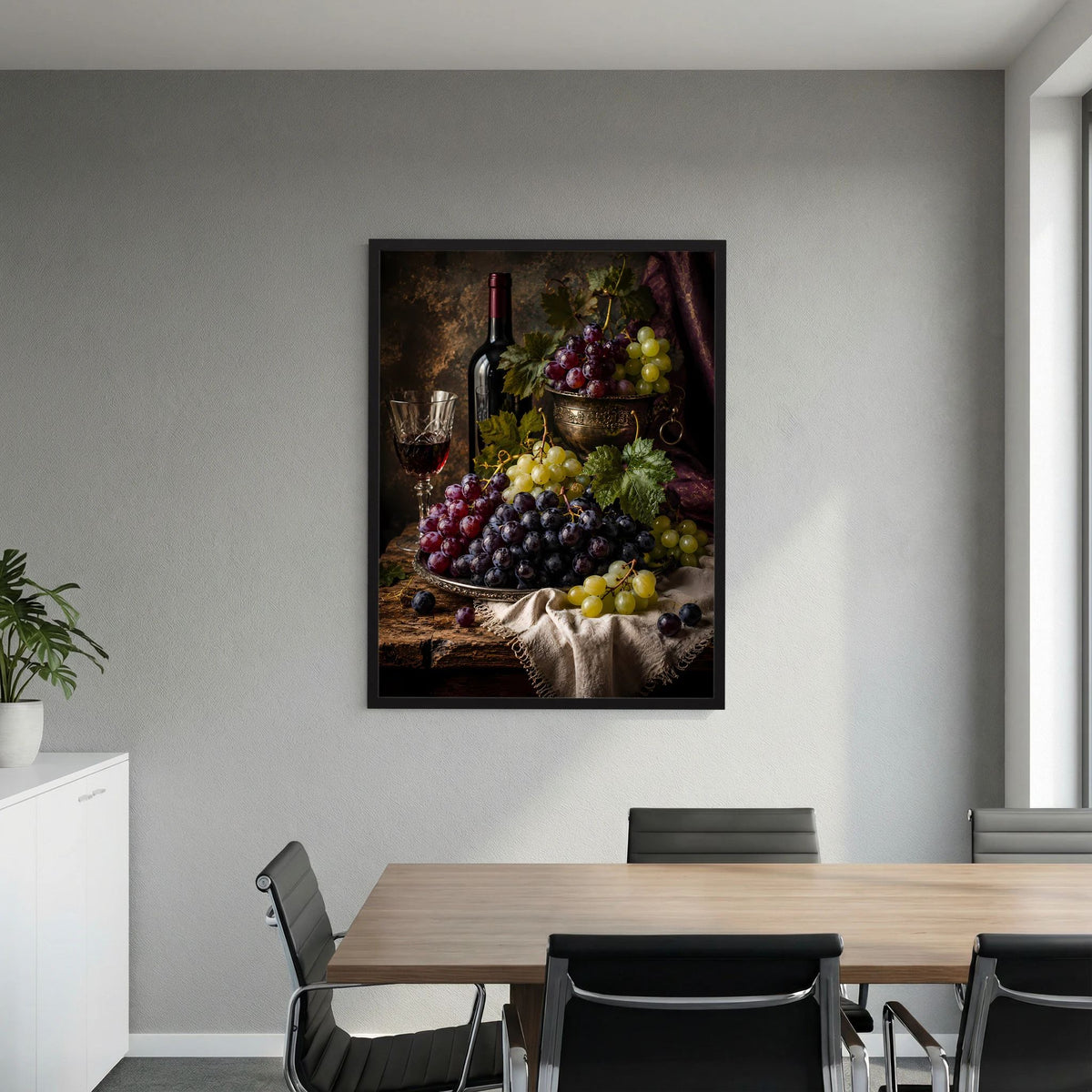 Wandposter im Hochformat mit Weinflasche, Weinglas und roten sowie grünen Trauben