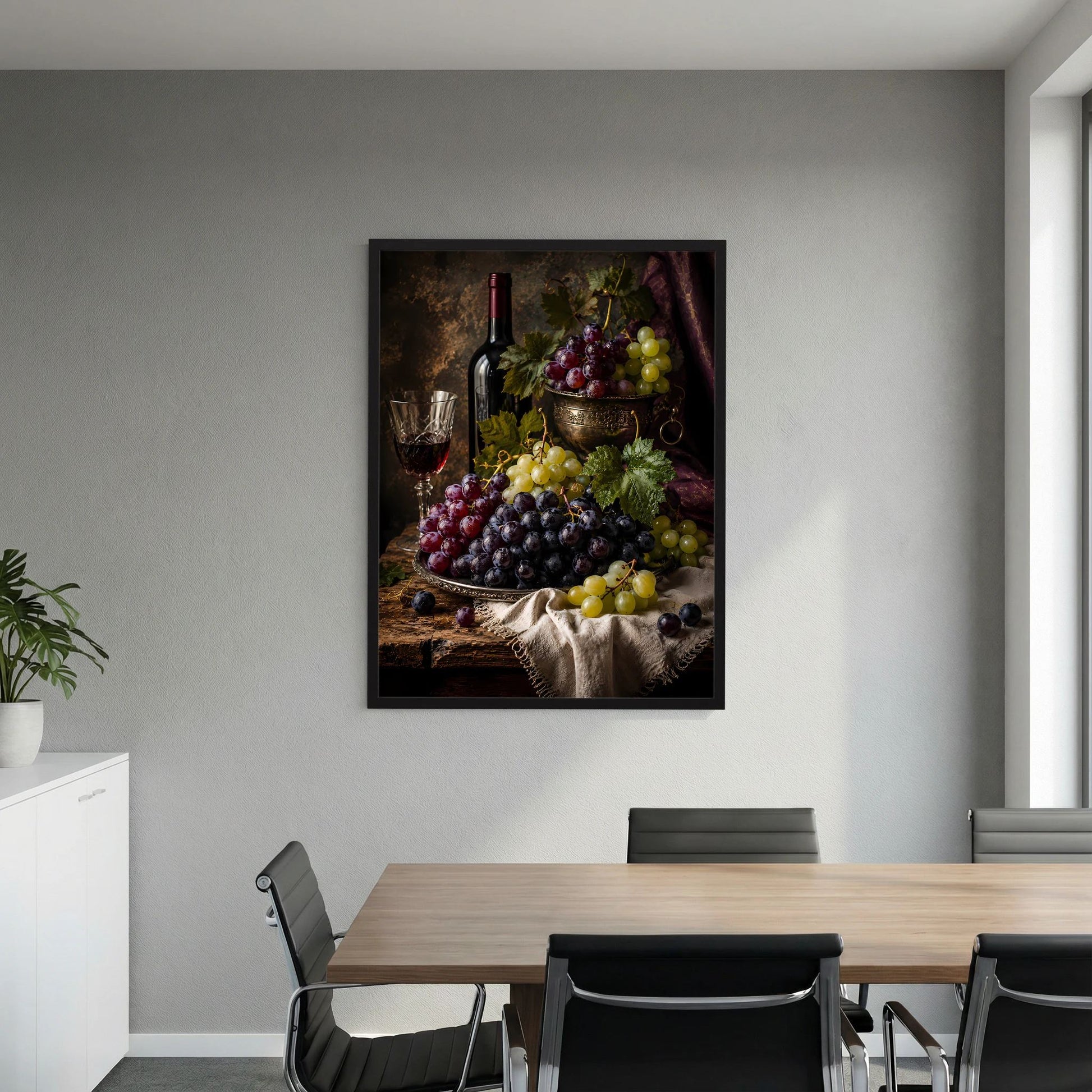 Wandposter im Hochformat mit Weinflasche, Weinglas und roten sowie grünen Trauben