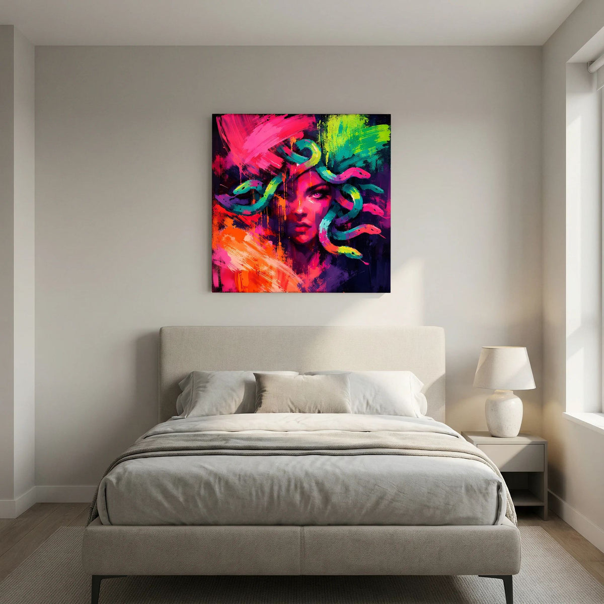 Leinwandbild mit abstrakter Medusa im Neon-Stil, schwarzer Rahmen über dem Bett