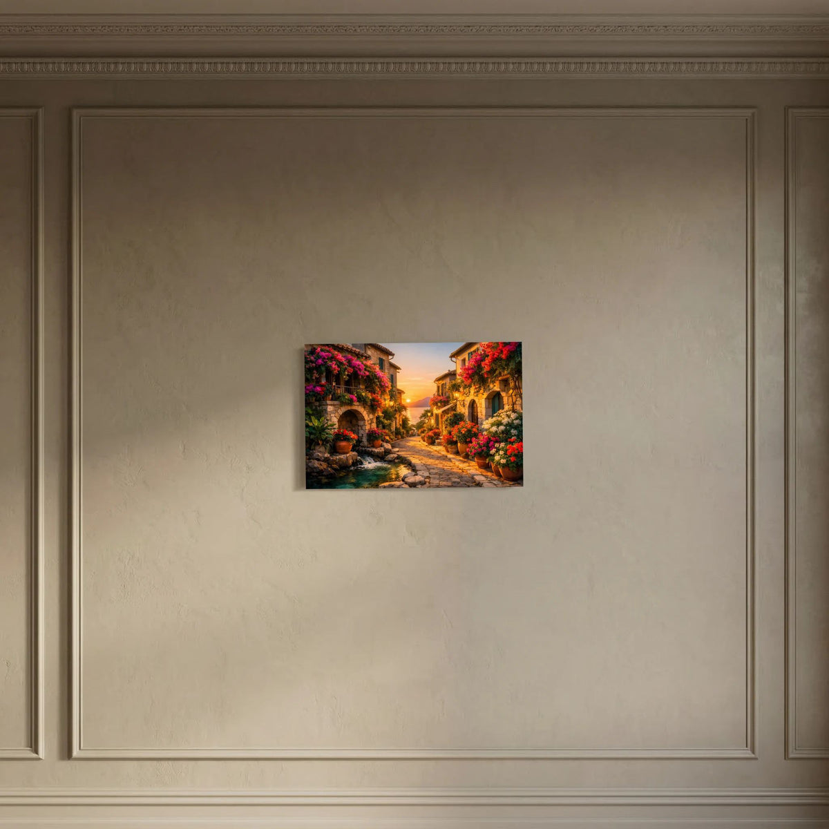 Wandposter einer mediterranen Gasse bei Sonnenuntergang, Blumen und Weg im Vordergrund