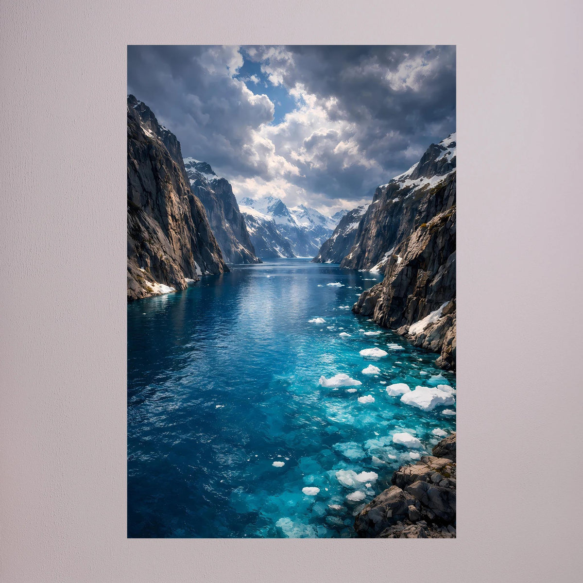 Hochformat-Poster: Fjord mit türkisblauem Wasser und Treibeis am Ufer