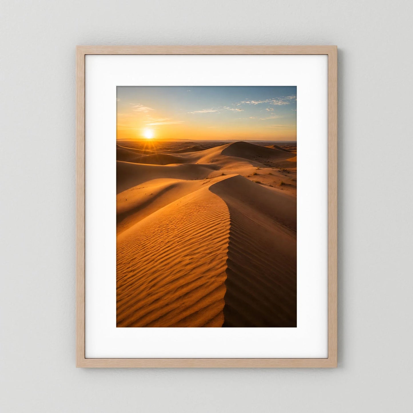 Landschaftsposter im Hochformat mit Dünen und Sonnenuntergang, heller Holzrahmen
