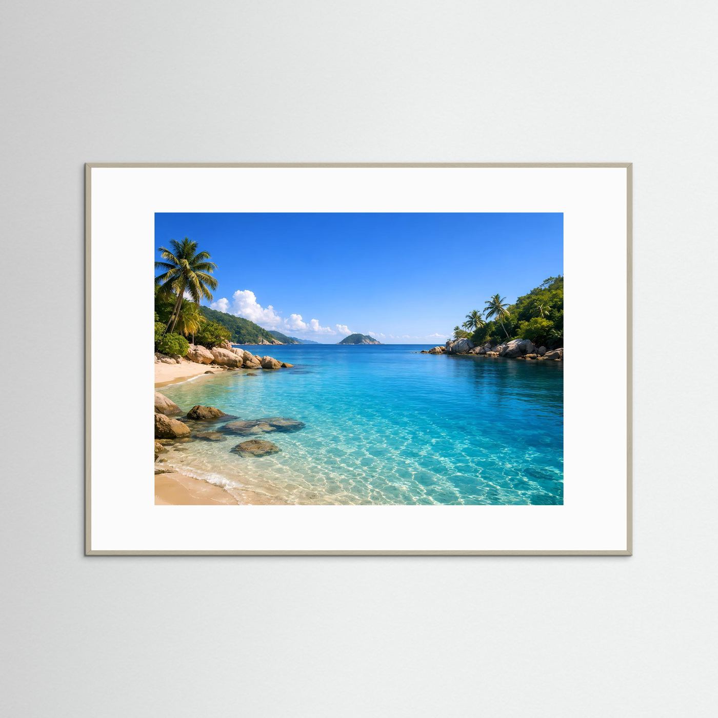 Strandposter im Querformat mit türkisfarbenem Wasser, Sandbucht, Felsen und Palmen im hellen Rahmen