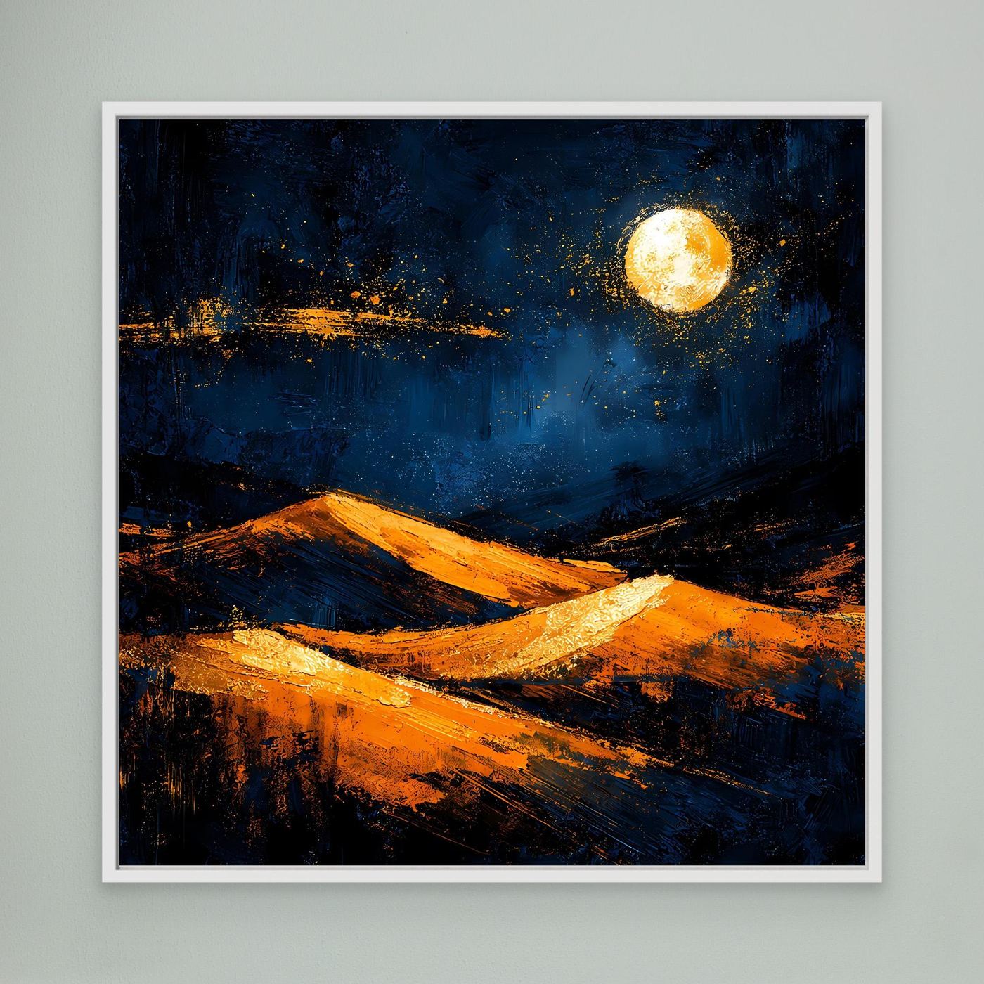 Abstraktes Leinwand-Wandbild mit goldenen Wüstendünen und dunklem Blau, weiß gerahmt