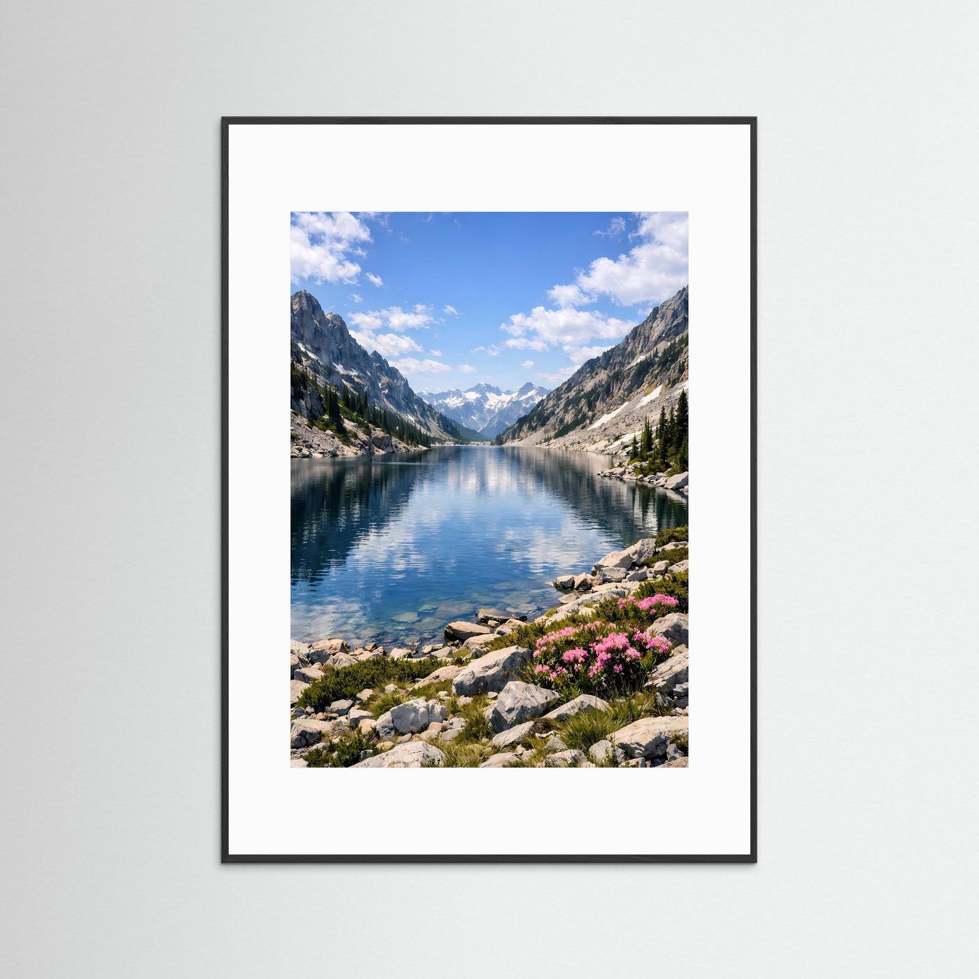 Alpensee-Poster im Hochformat mit schwarzem Rahmen und weißem Passepartout, Spiegelung und Blüten