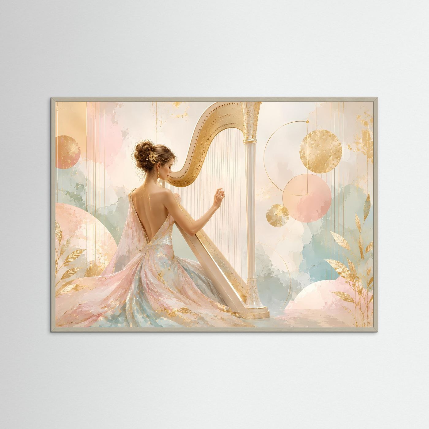 Querformatiger Kunstdruck: Harfenistin im Pastellkleid mit Harfe, grauer Holzrahmen