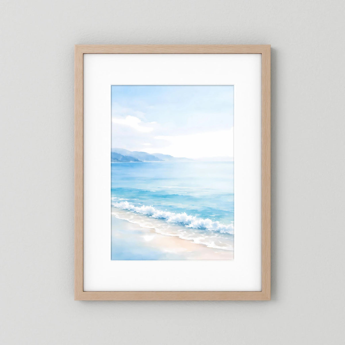 Hochformatiges Meer-Wandbild mit hellem Holzrahmen und Strandlandschaft
