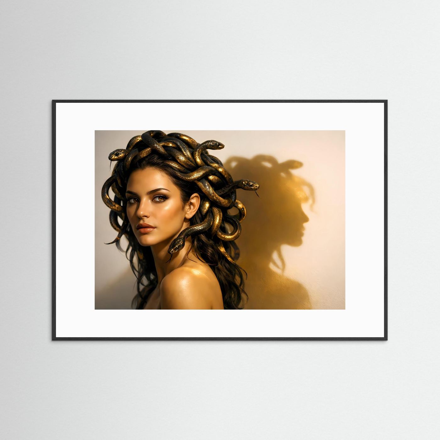 Gerahmtes Wandbild mit schwarzem Rahmen: Medusa mit Schlangenkrone, Porträt im Querformat