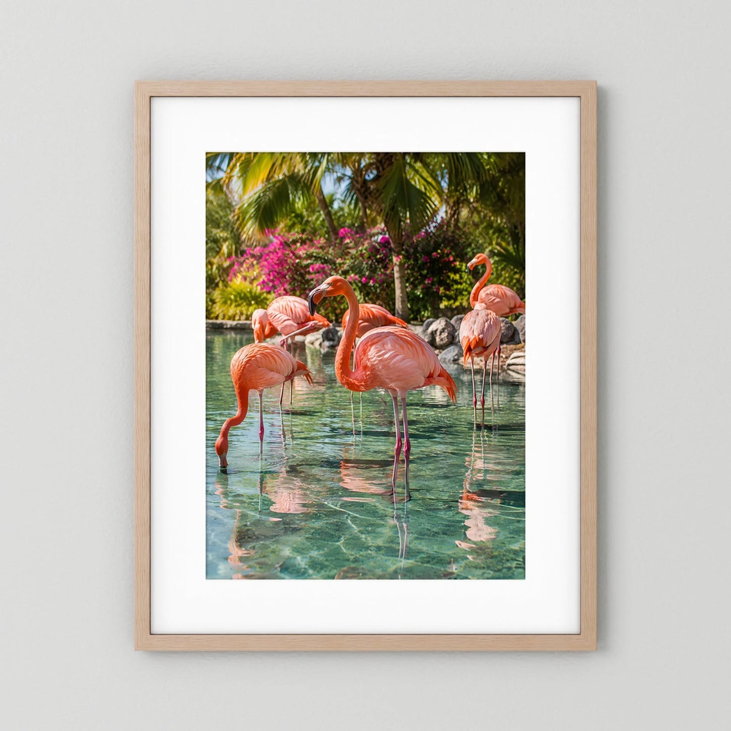 Poster mit Flamingos im Tropenwasser, helle Holzumrahmung mit weißem Rand