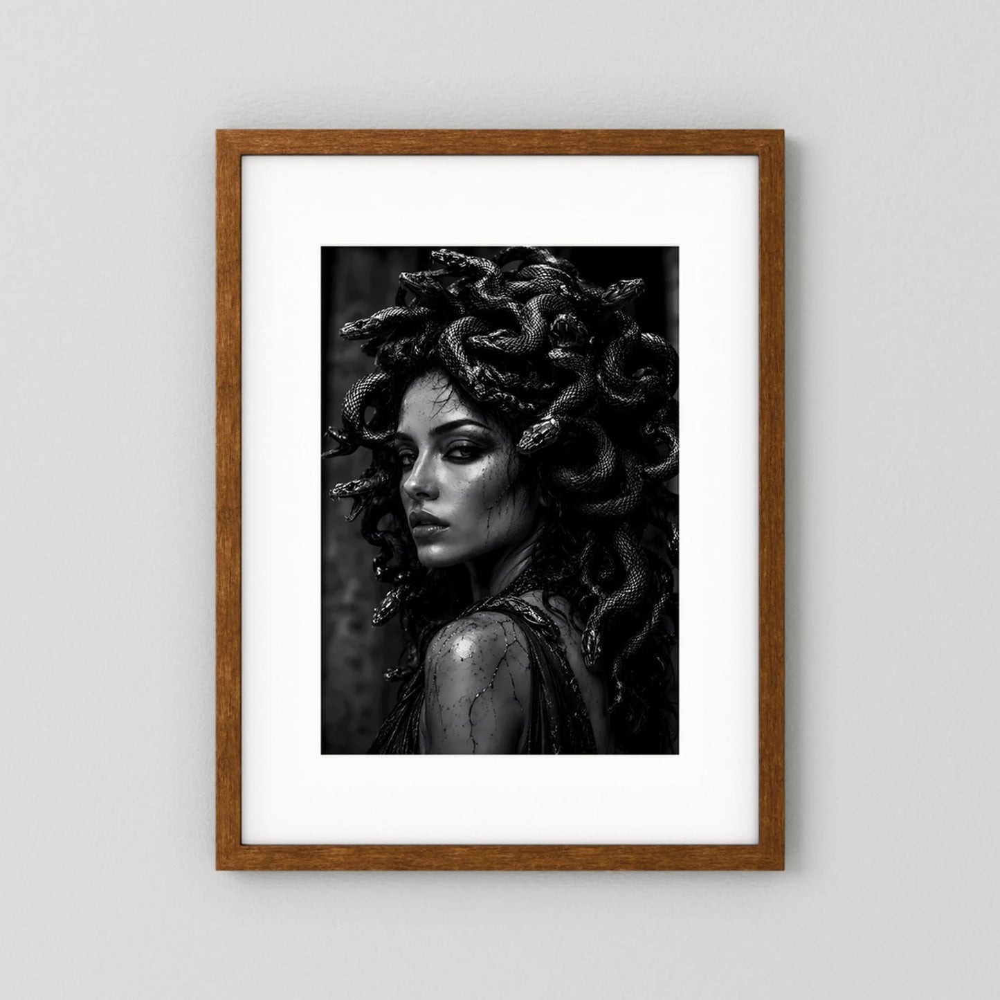Kunstposter im Hochformat mit dunklem Holzrahmen und weißem Passepartout: schwarzweißes Frauenporträt